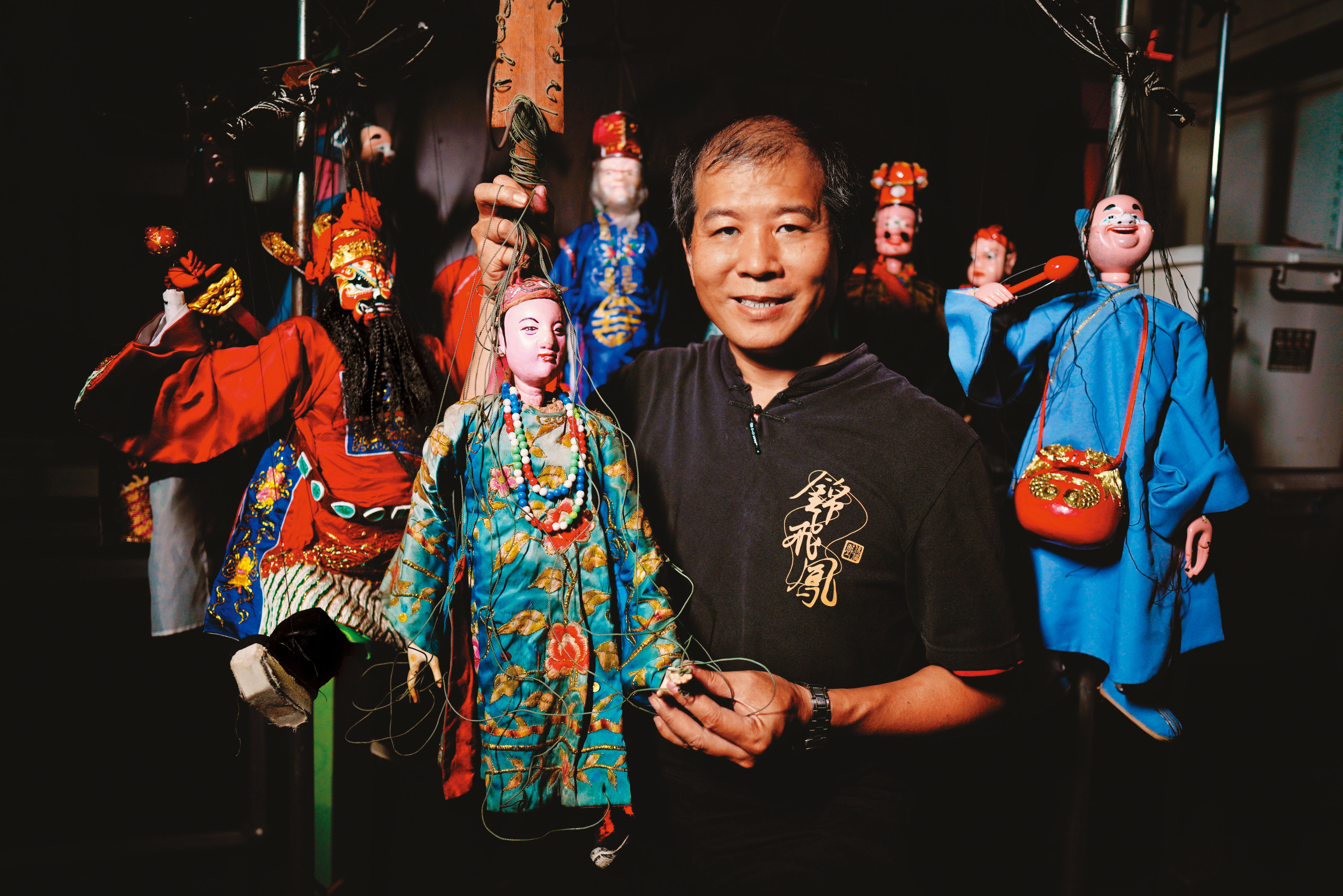 手持爺爺薛朴留下的百年戲偶，錦飛鳳傀儡戲劇團第三代團長薛熒源讓傳統宗教味濃厚的偶戲成為表演藝術，還登上HBO影集。