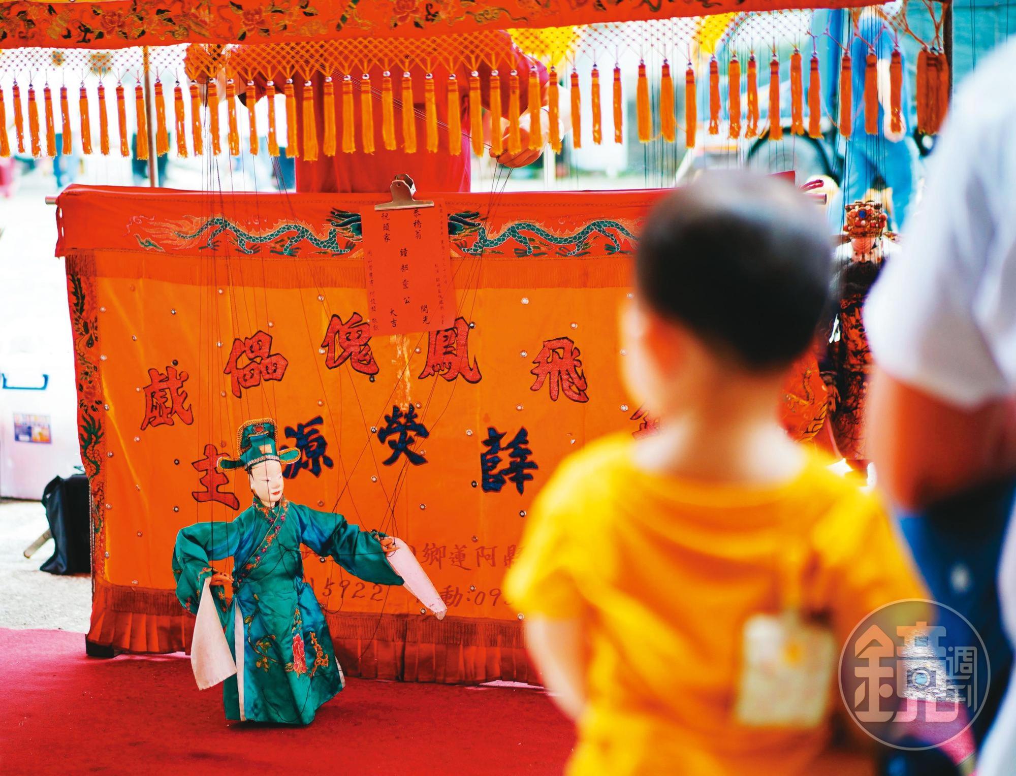 過往民間流傳，孕婦與孩童不能看傀儡戲等禁忌，薛熒源說喜慶類的酬神儀式則不受影響。