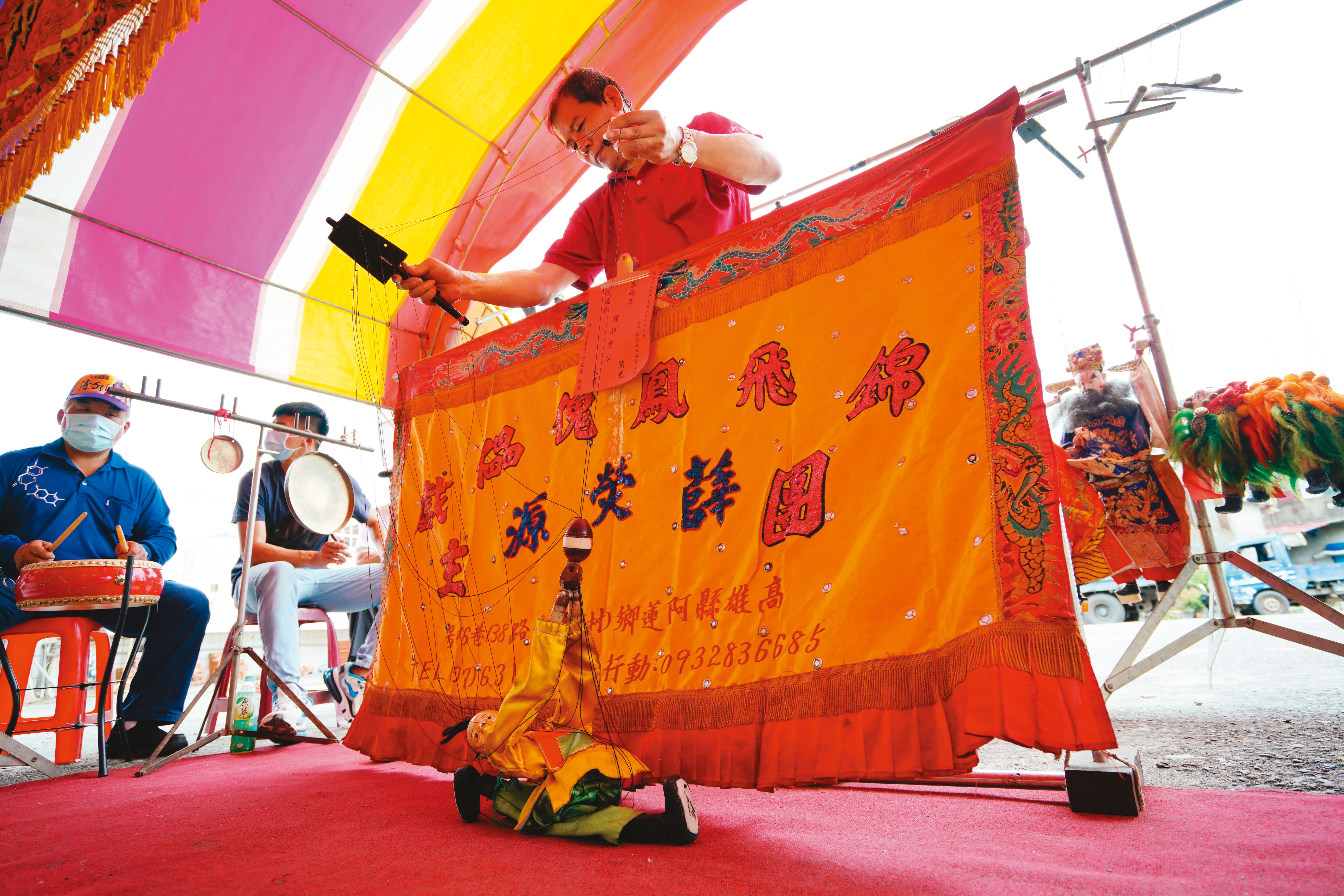 傀儡戲的演出，講求操偶師的功力。透過絲線拉動，薛熒源讓童子全場飛奔甩球、頂球。