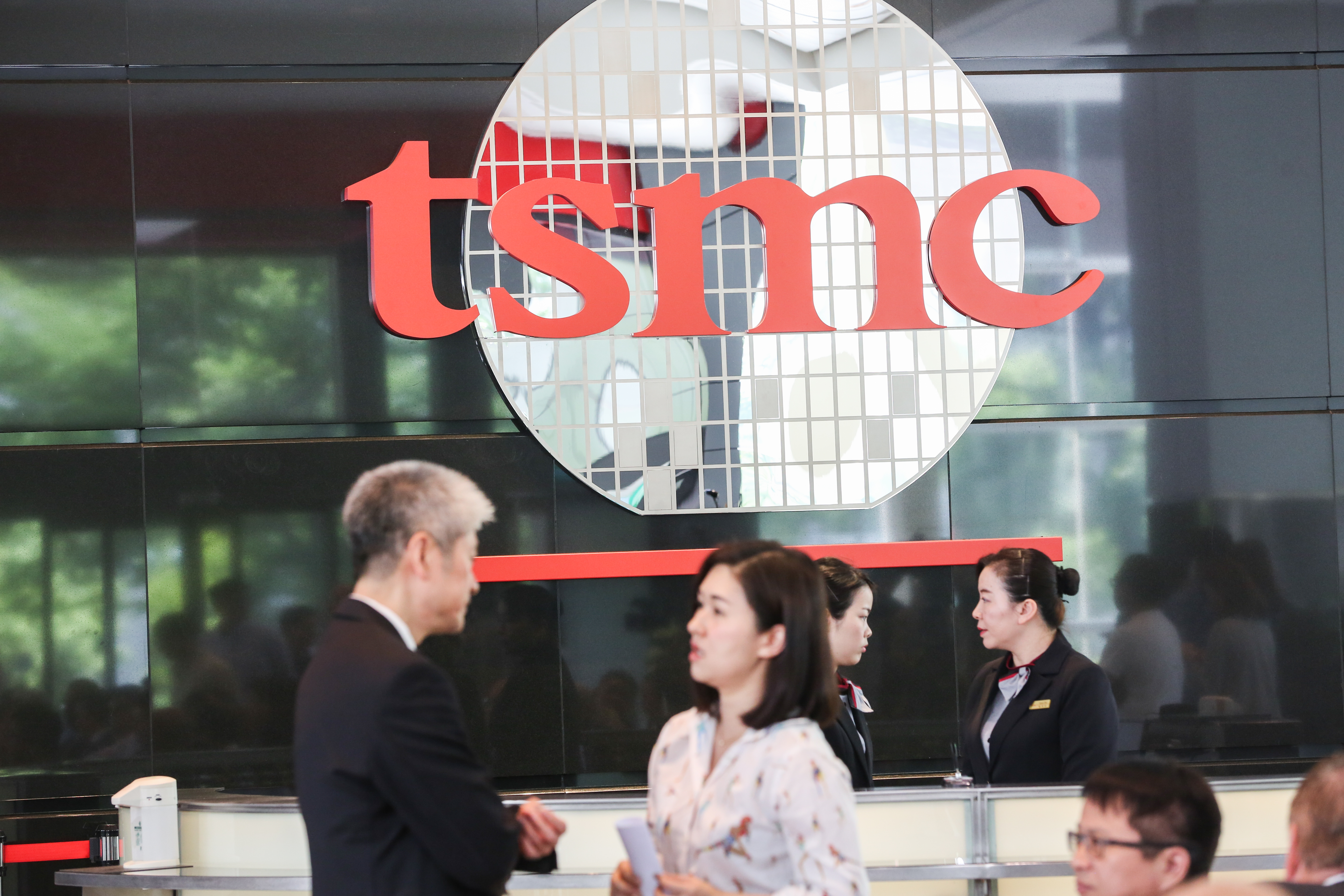 近來台股熱錢出走，台積電股價跌不停，投資人哀嘆撿到手軟。