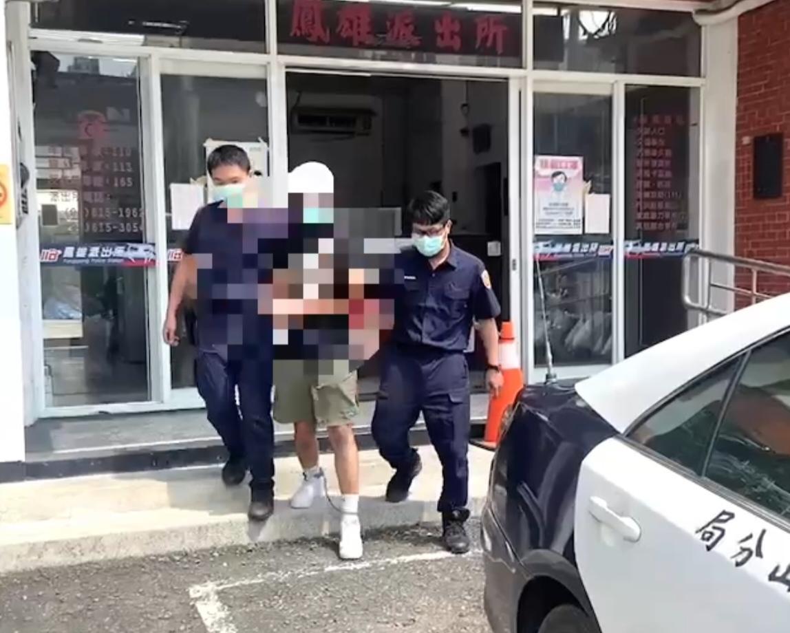 林姓男大生殺傷大二學姊，被警方逮捕帶回派出所偵訊。（翻攝畫面）