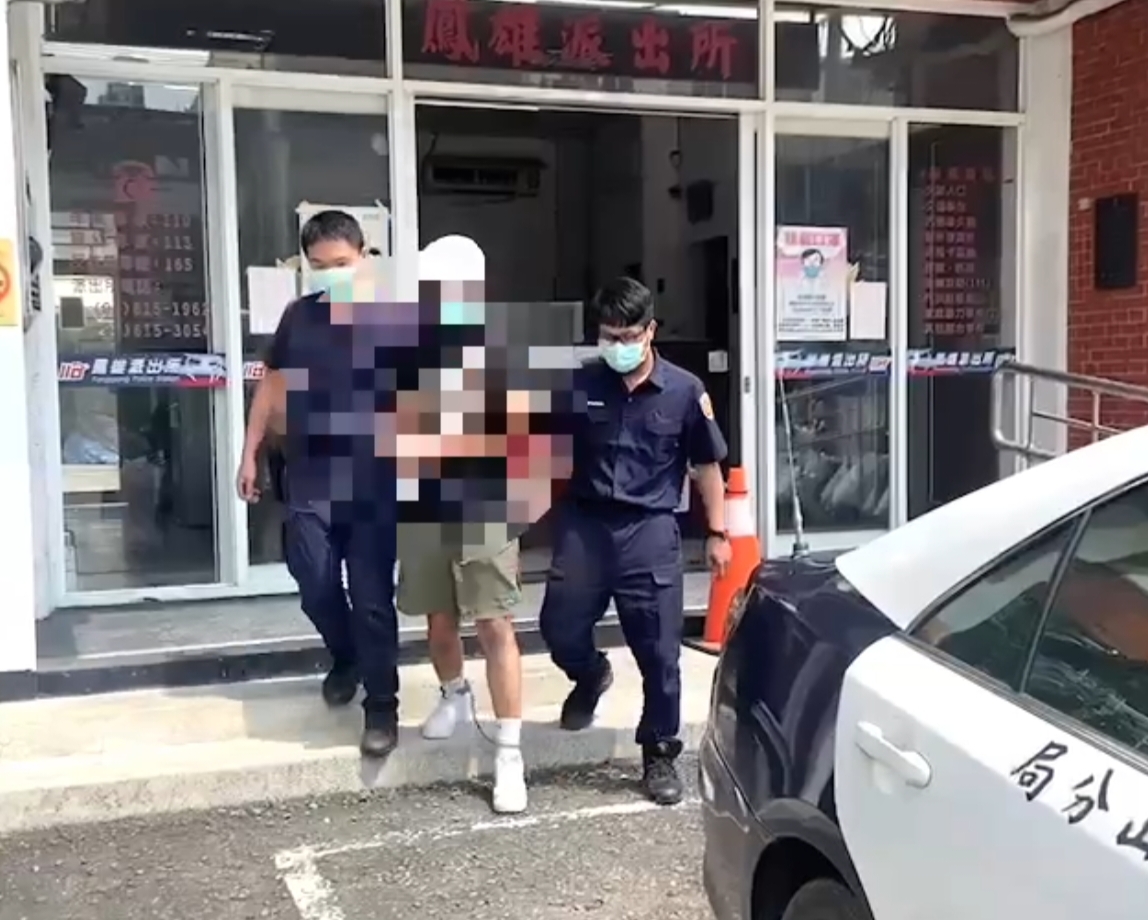 林姓男大生殺傷大二學姊，被警方逮捕帶回派出所偵訊。（翻攝畫面）