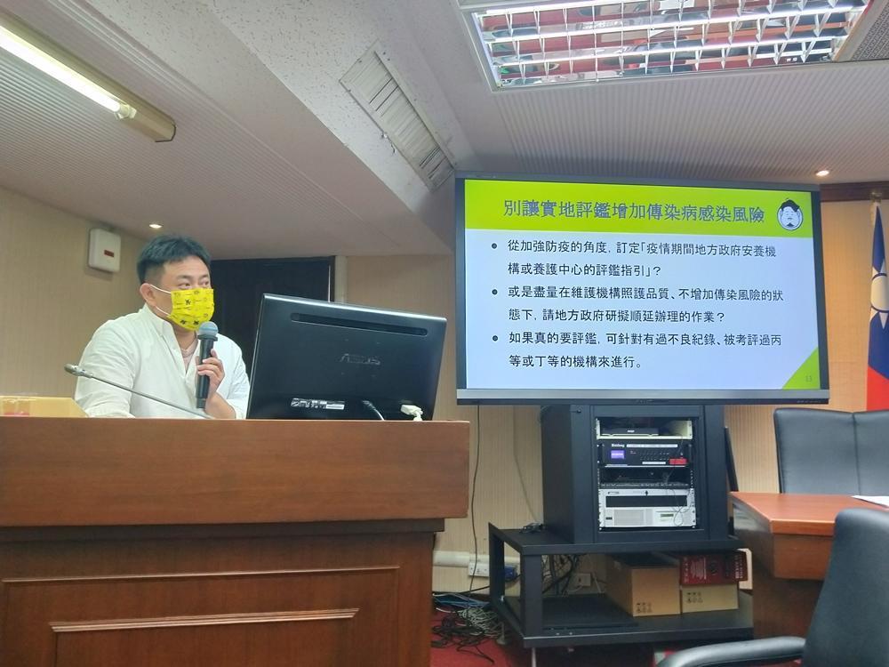 立委洪申翰今日於衛環委員會中提出質詢，要求追回業者詐領的獎金。（立委洪申翰國會辦公室提供）