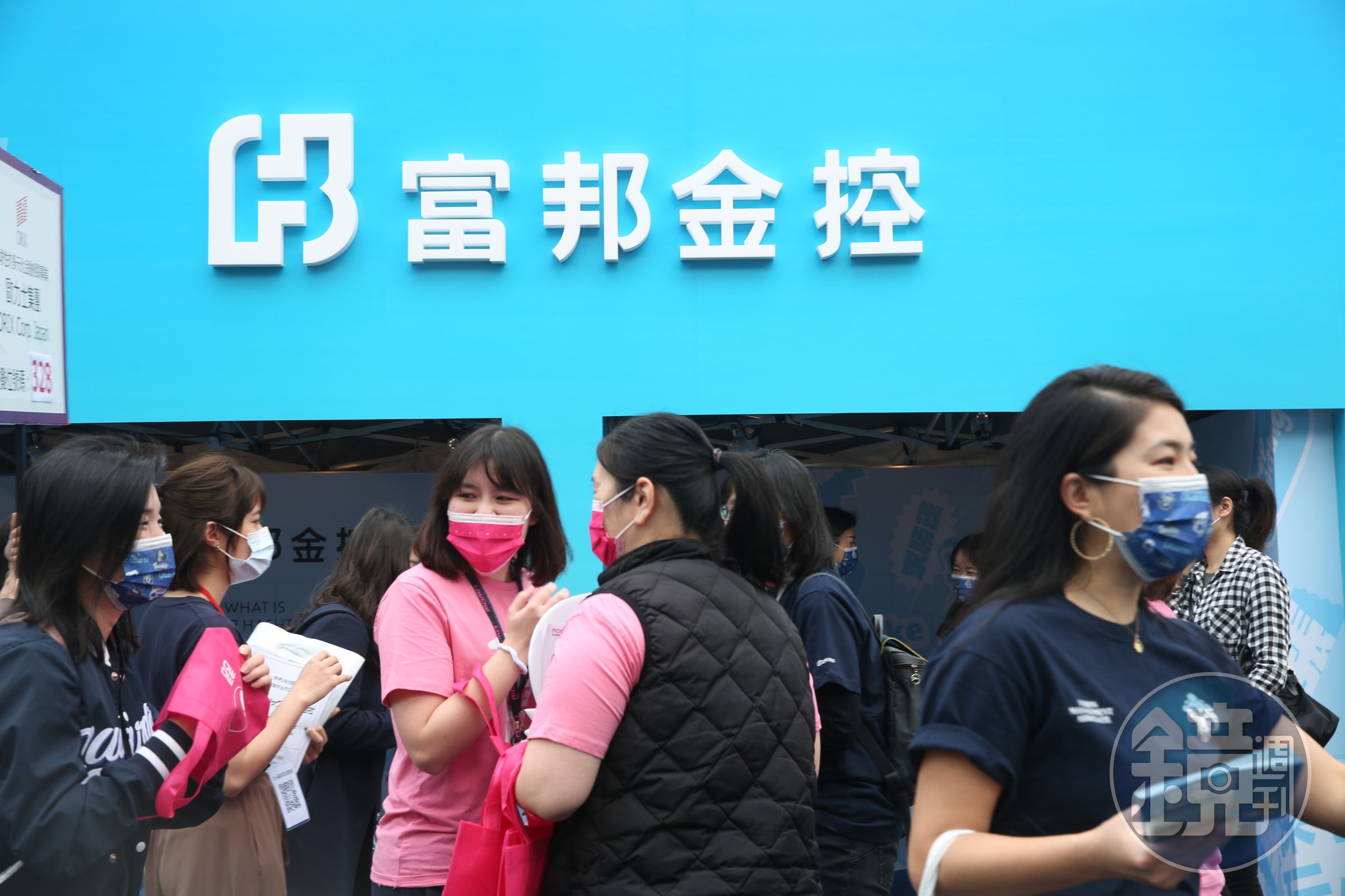 去年壽險大賺，也讓國泰金和富邦金股東受惠。