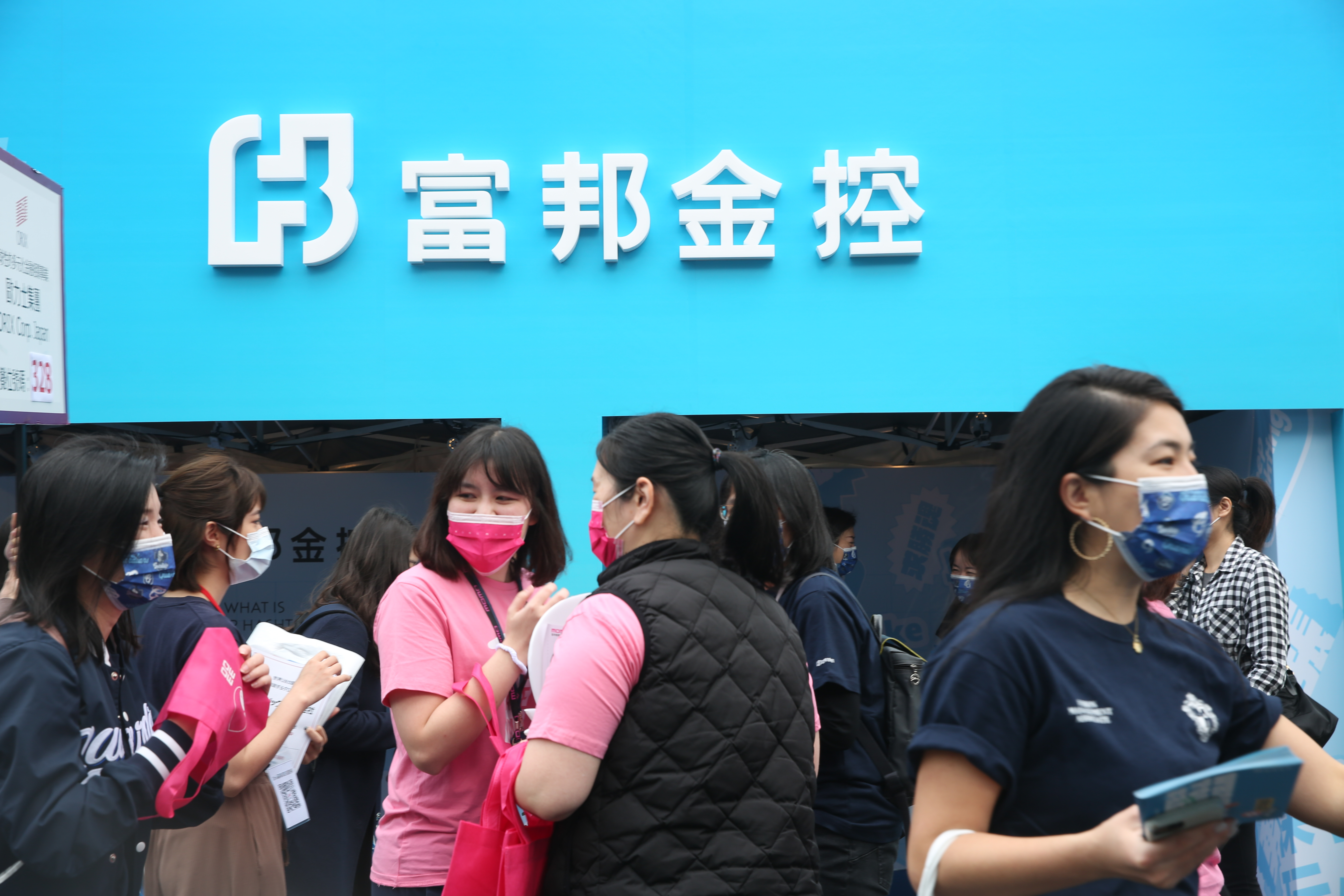 去年壽險大賺，也讓國泰金和富邦金股東受惠。