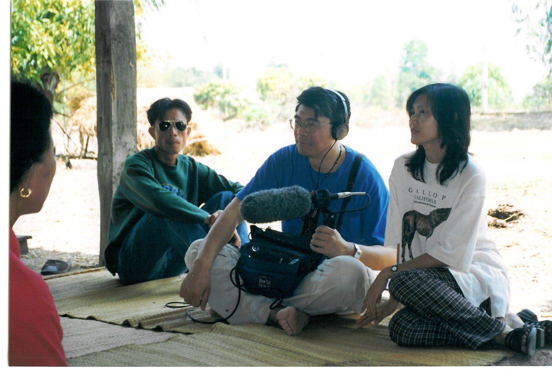 李道明（右二）執導的《離鄉背井去打工》探討外勞來台遭遇的問題。（李道明提供）