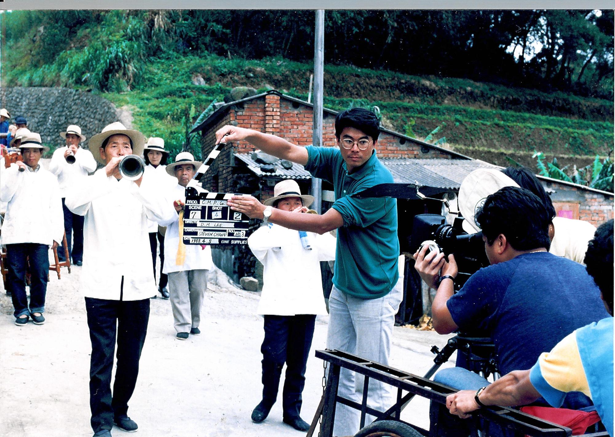 ​​1988年李道明（右二）執導電影《陰間響馬·吹鼓吹》裡的《吹鼓吹》。（李道明提供）