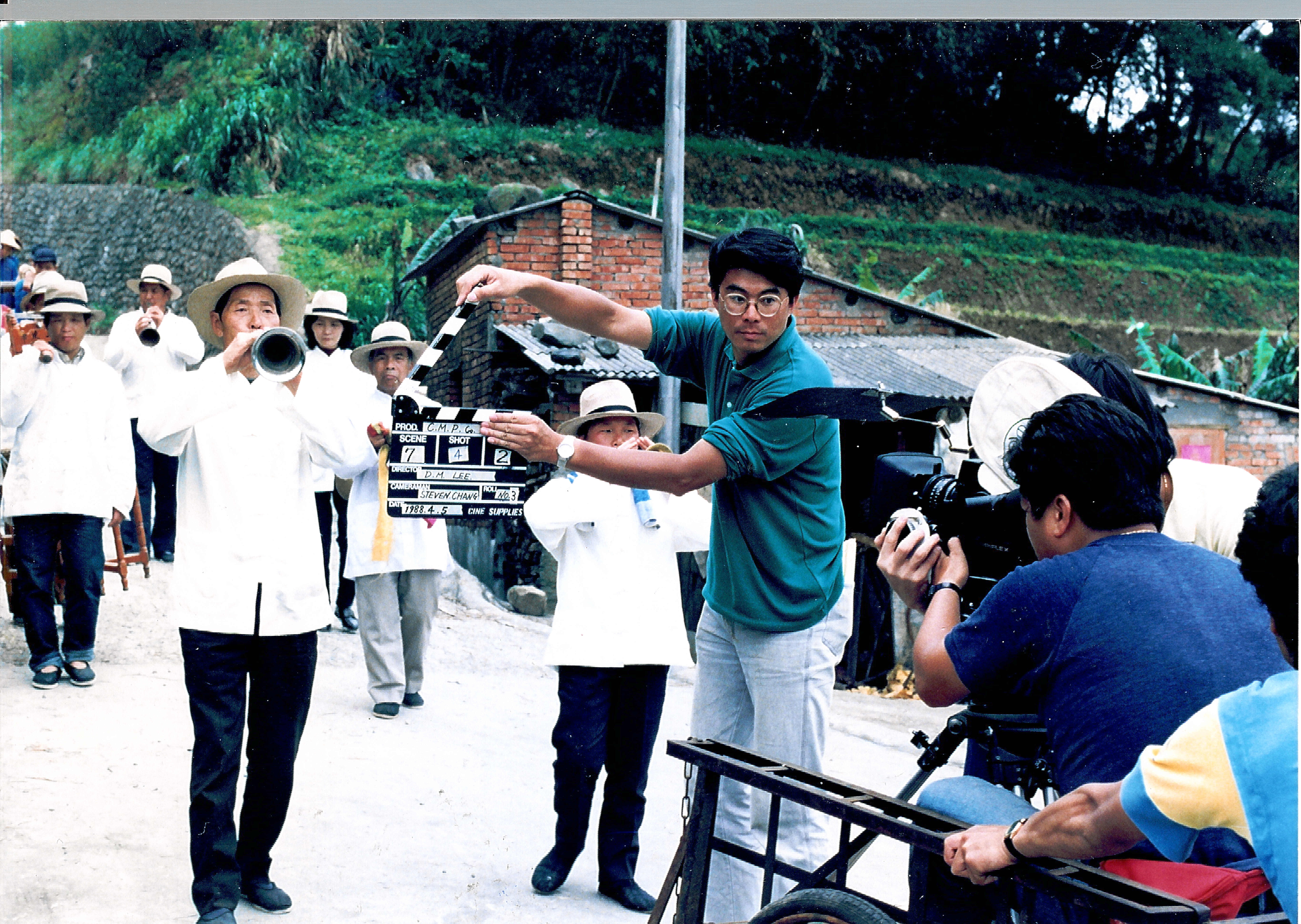 1988年李道明(右二)執導電影《陰間響馬·吹鼓吹》裡的《吹鼓吹》。(李道明提供)