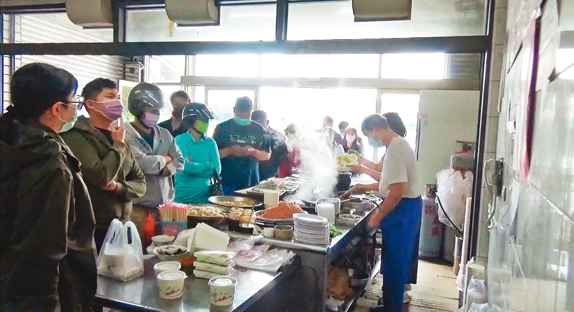 原本生意就好的「阿港伯小吃店」宣布即將熄燈後,更是日日大排長龍。(許燈港提供)