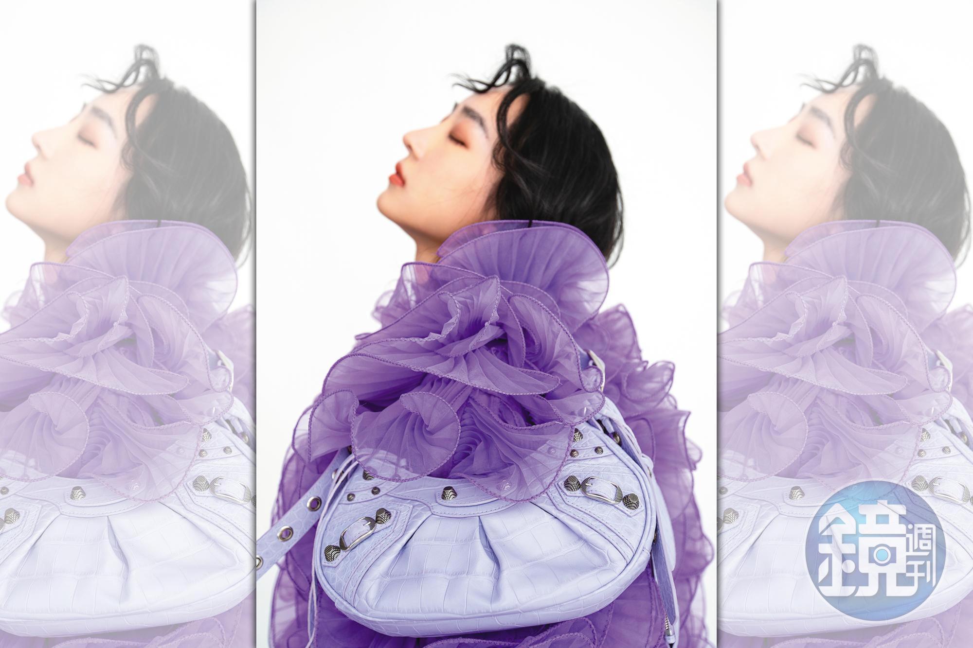 Le Cagole XS Shoulder Bag迷你紫色鱷魚壓紋肩下包 NT$65,900 by BALENCIAGA;紫色荷葉邊外套 NT$9,999 by Iris Apfel X H&M