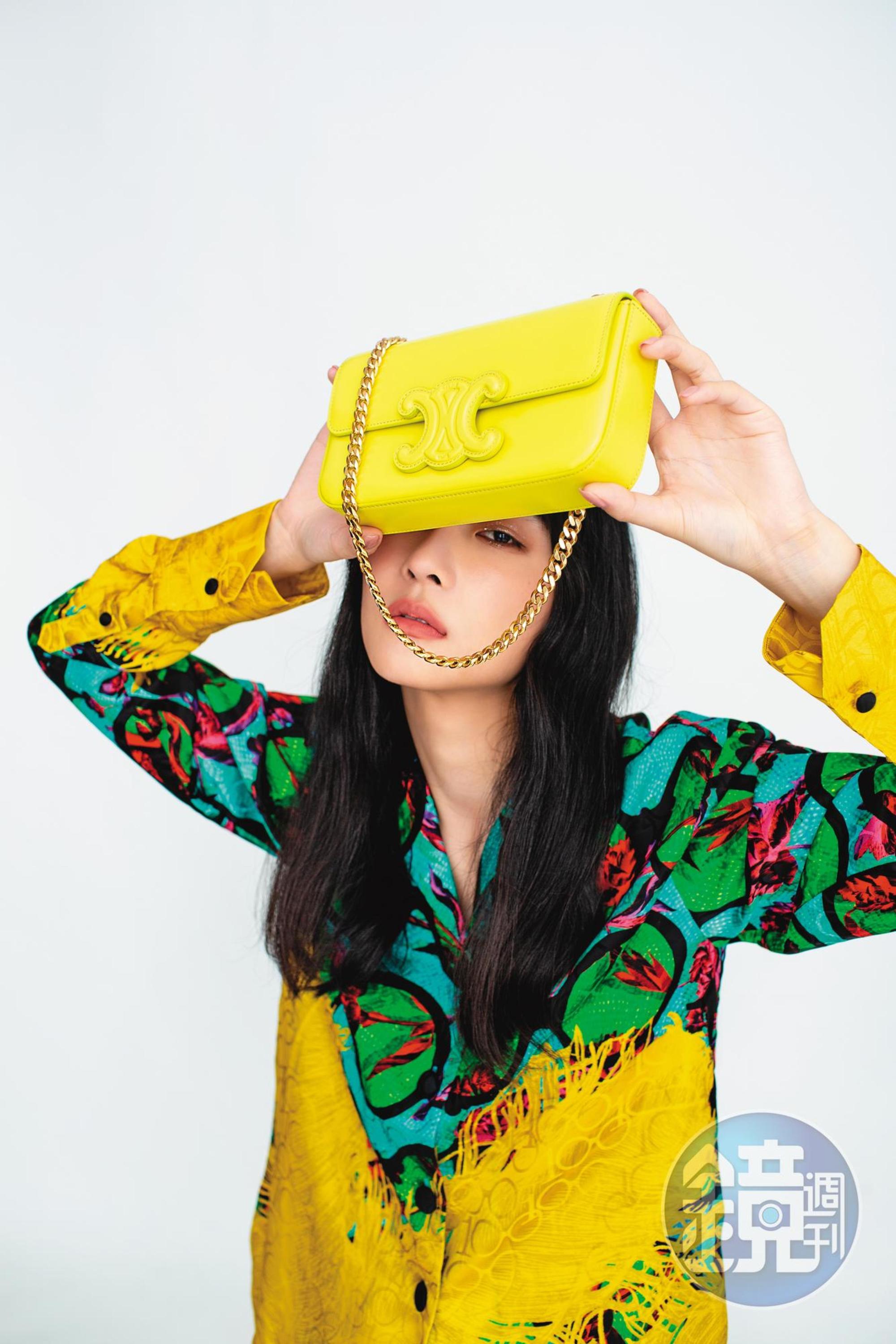 Cuir Chain Triomphe鍊條皮革肩背包 NT$97,000 by CELINE;花卉印花加大碼襯衫 NT$2,999 by Iris Apfel X H&M