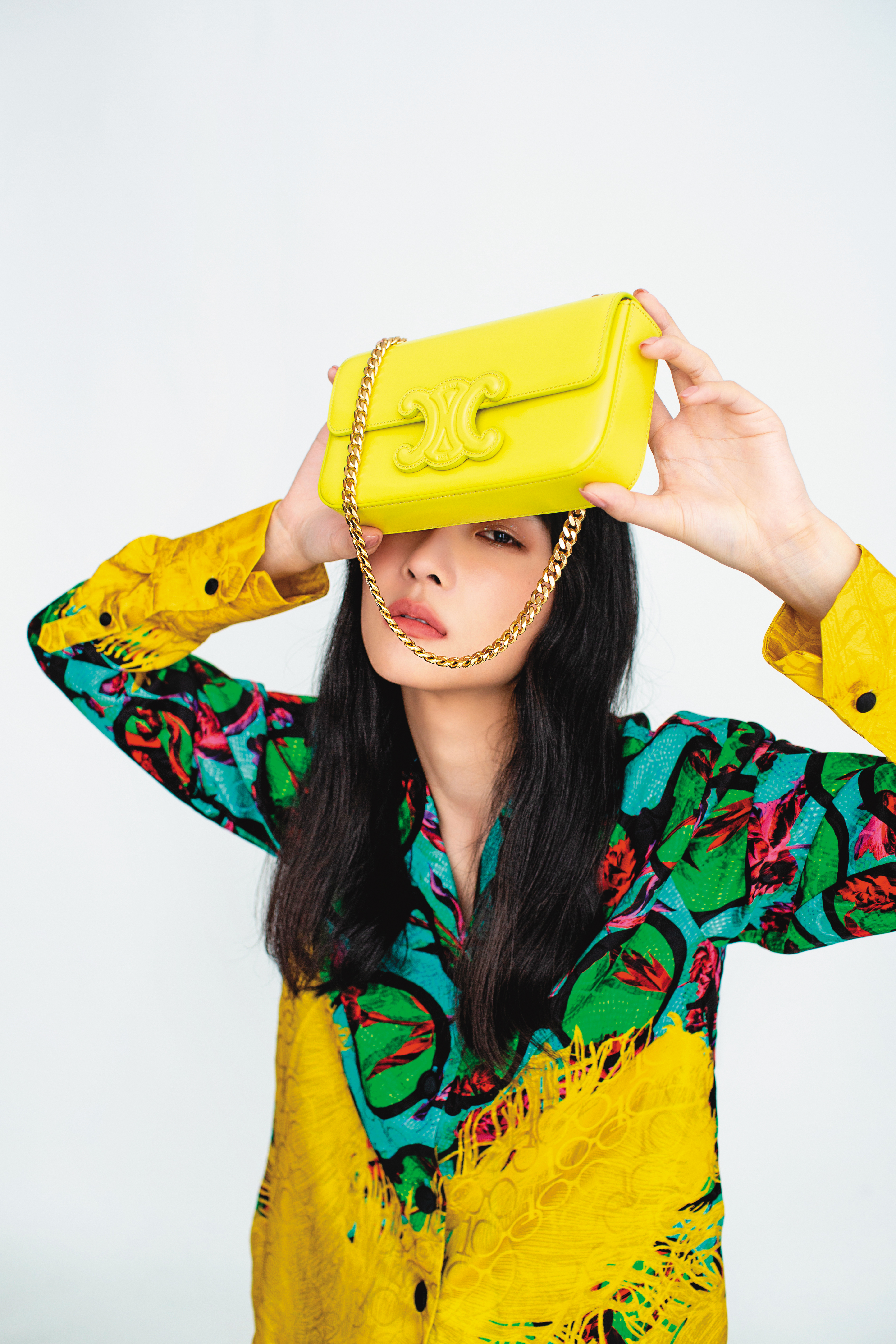 Cuir Chain Triomphe鍊條皮革肩背包 NT$97,000 by CELINE；花卉印花加大碼襯衫 NT$2,999 by Iris Apfel X H&M
