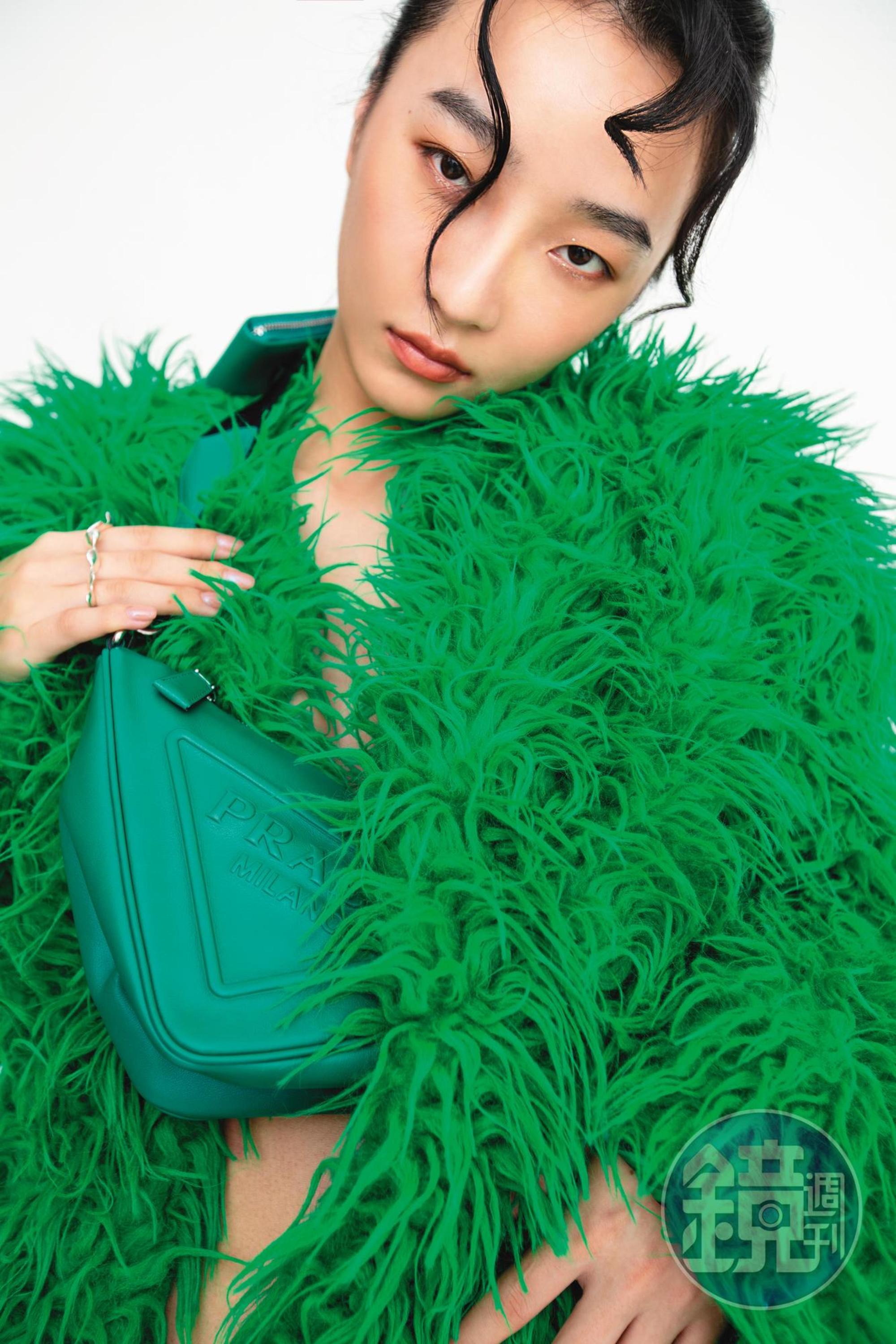 Triangle肩背包 NT$68,000 by PRADA;綠色短版仿皮草外套 NT$3,499 by Iris Apfel X H&M;三指銀戒 NT$5,280 by OLIVIA YAO JEWELLERY