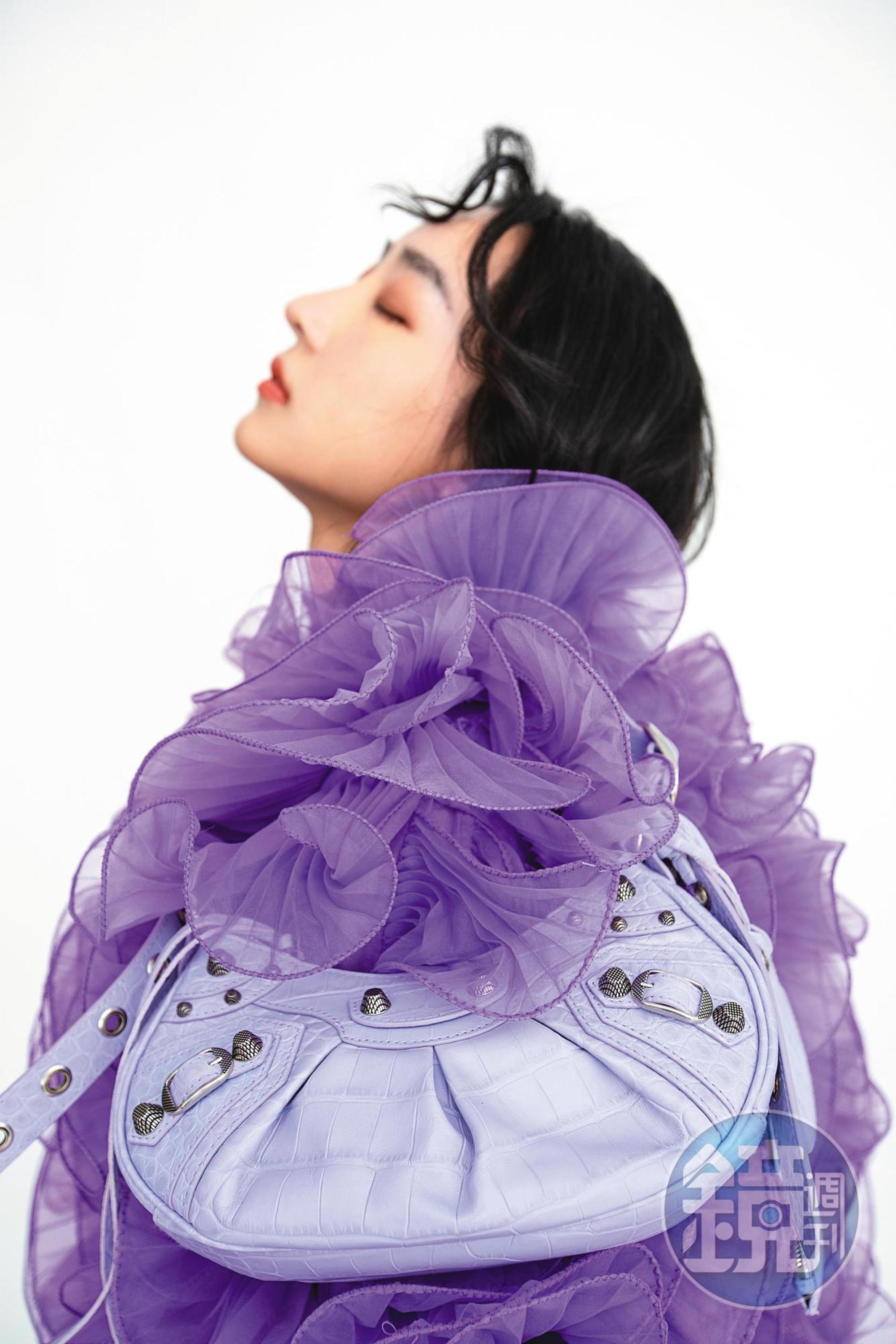 Le Cagole XS Shoulder Bag迷你紫色鱷魚壓紋肩下包 NT$65,900 by BALENCIAGA;紫色荷葉邊外套 NT$9,999 by Iris Apfel X H&M
