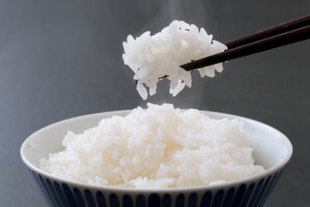 傳統觀念中,要等溫熱的白飯冷卻之後才能放入冰箱,但日本媒體卻提出相反觀點,反而能讓隔夜飯像剛煮好一樣Q彈。(翻攝自photo-AC)