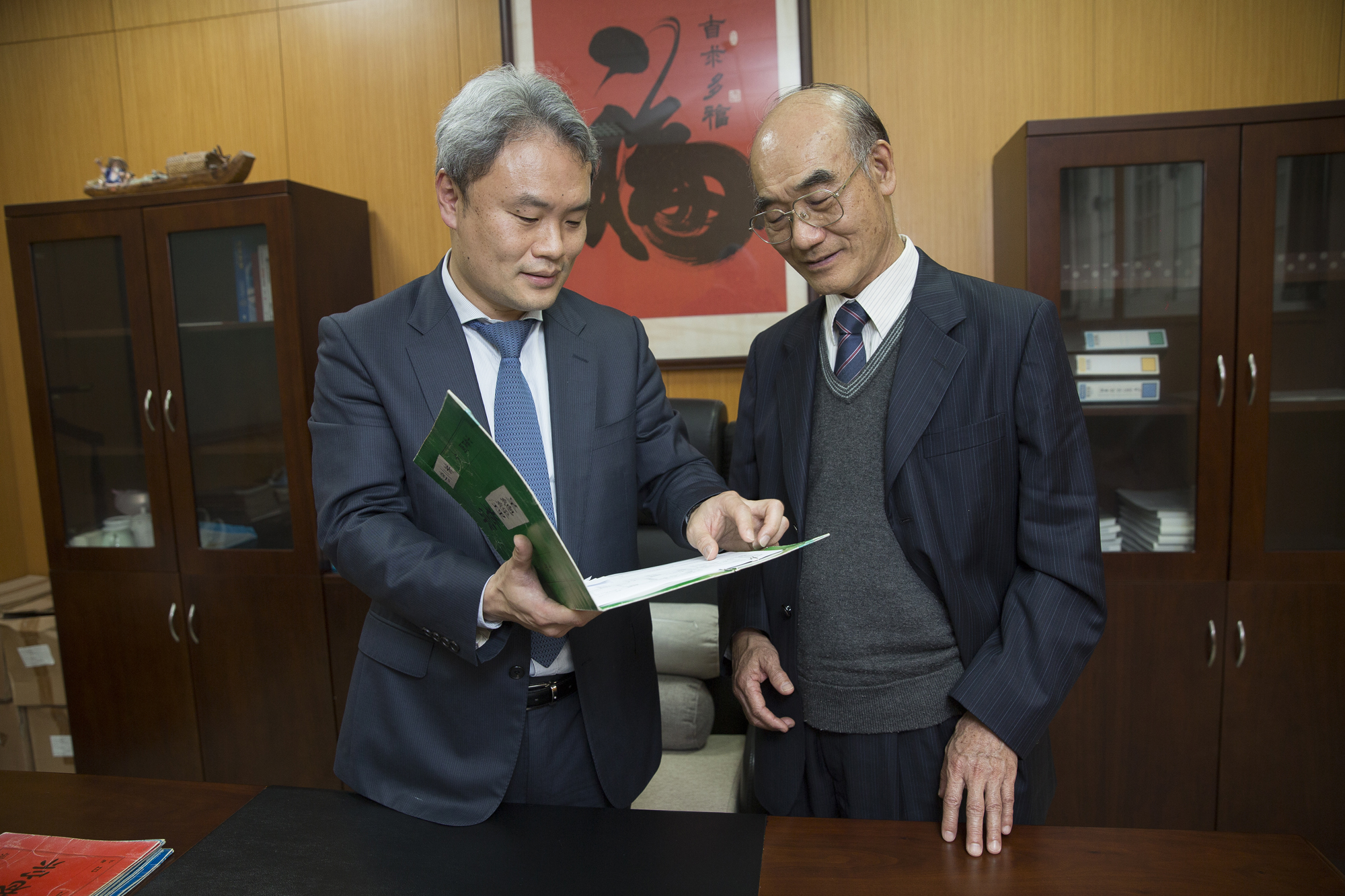 陳國金（右）個性嚴謹，兒子陳彥亨（左）常在外跟客戶討論、應對，相對圓融一些。