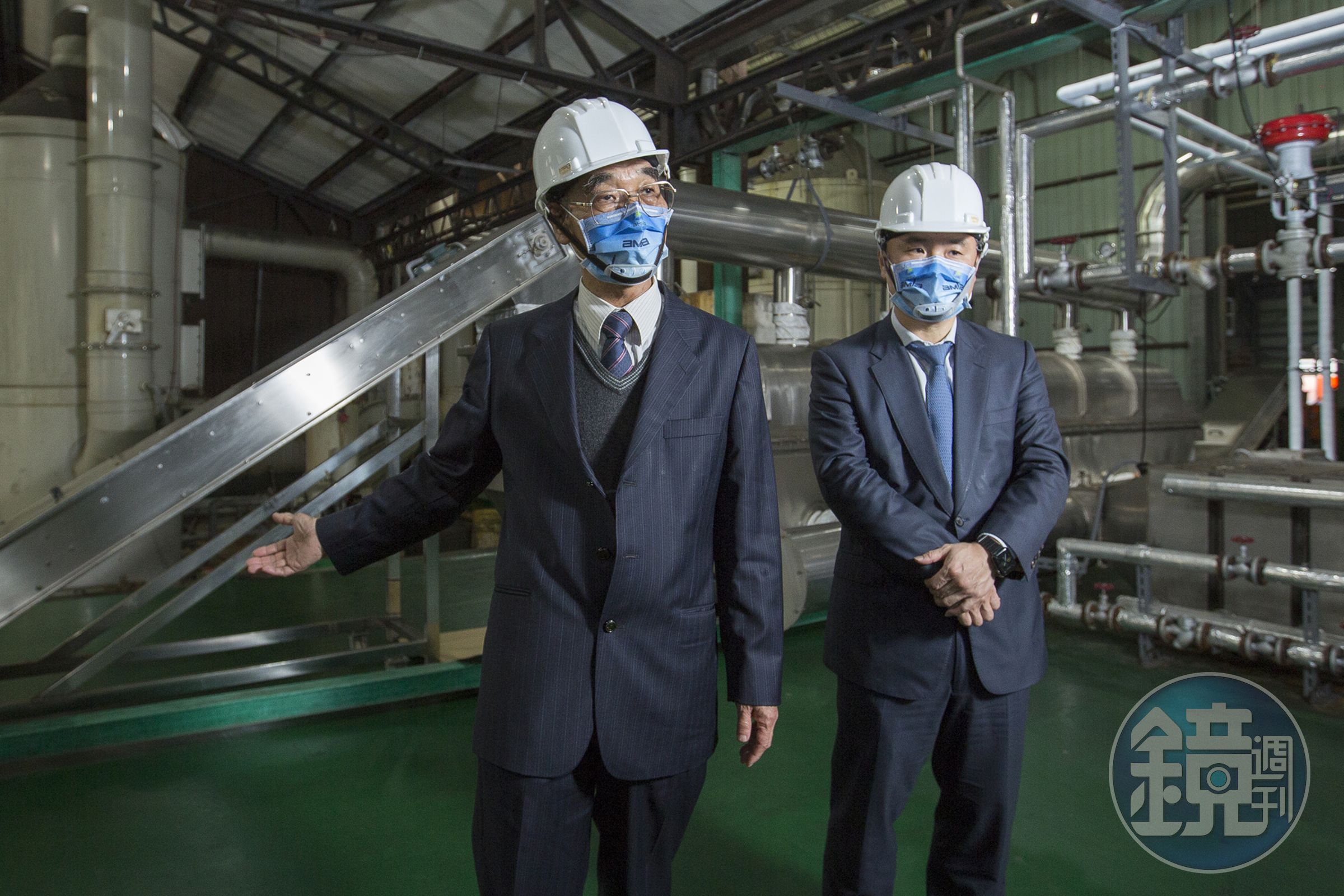 陳國金（左）目前主要負責製程設計研發，兒子陳彥亨（右）負責蝕刻液配方，二人分工明確。
