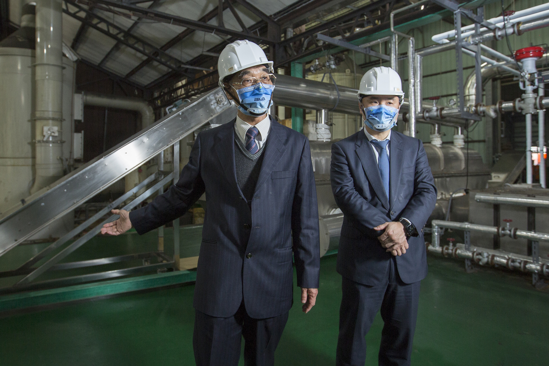 陳國金（左）目前主要負責製程設計研發，兒子陳彥亨（右）負責蝕刻液配方，二人分工明確。