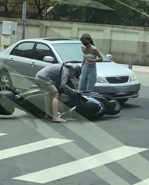 網友為這起行車糾紛配上對白，惹笑網友們。（翻攝自爆廢公社）