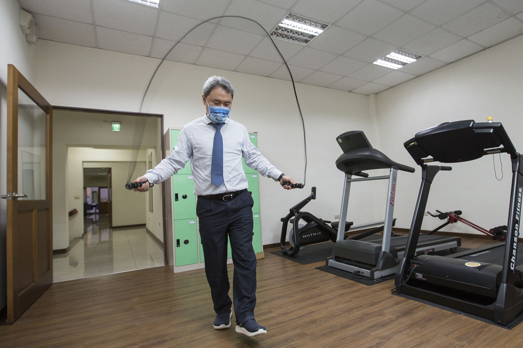 陳彥亨的生活很規律，每天7點前會到公司，之後在健身房運動到8點，近日他勤練跳繩，輕易就能跳出三迴旋。