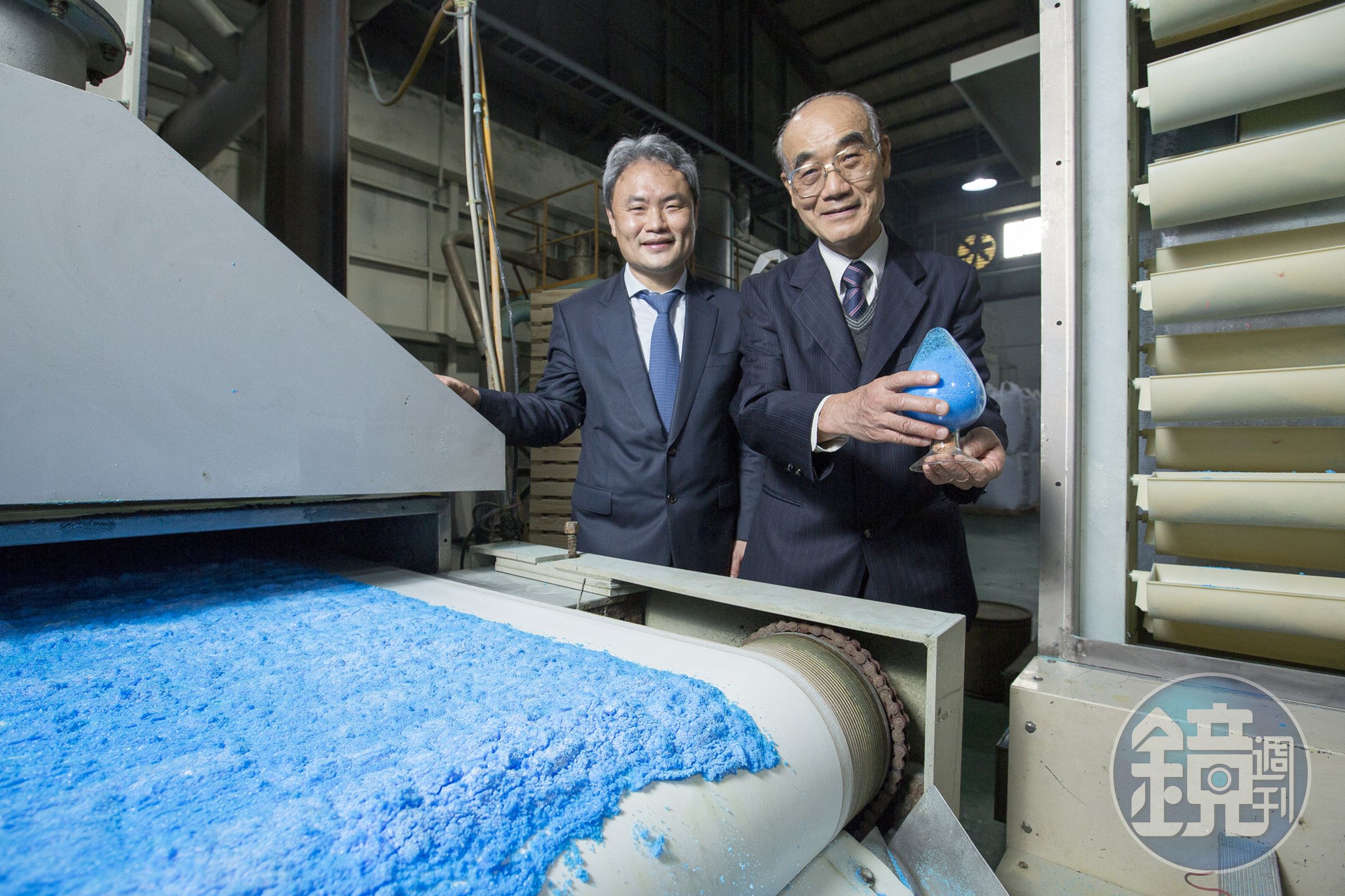昶昕董事長陳國金（右）與總經理陳彥亨（左）父子2人都是化工本科系，利用所學不斷精進技術，從廢液中精煉出銅與錫，創造循環經濟的價值。