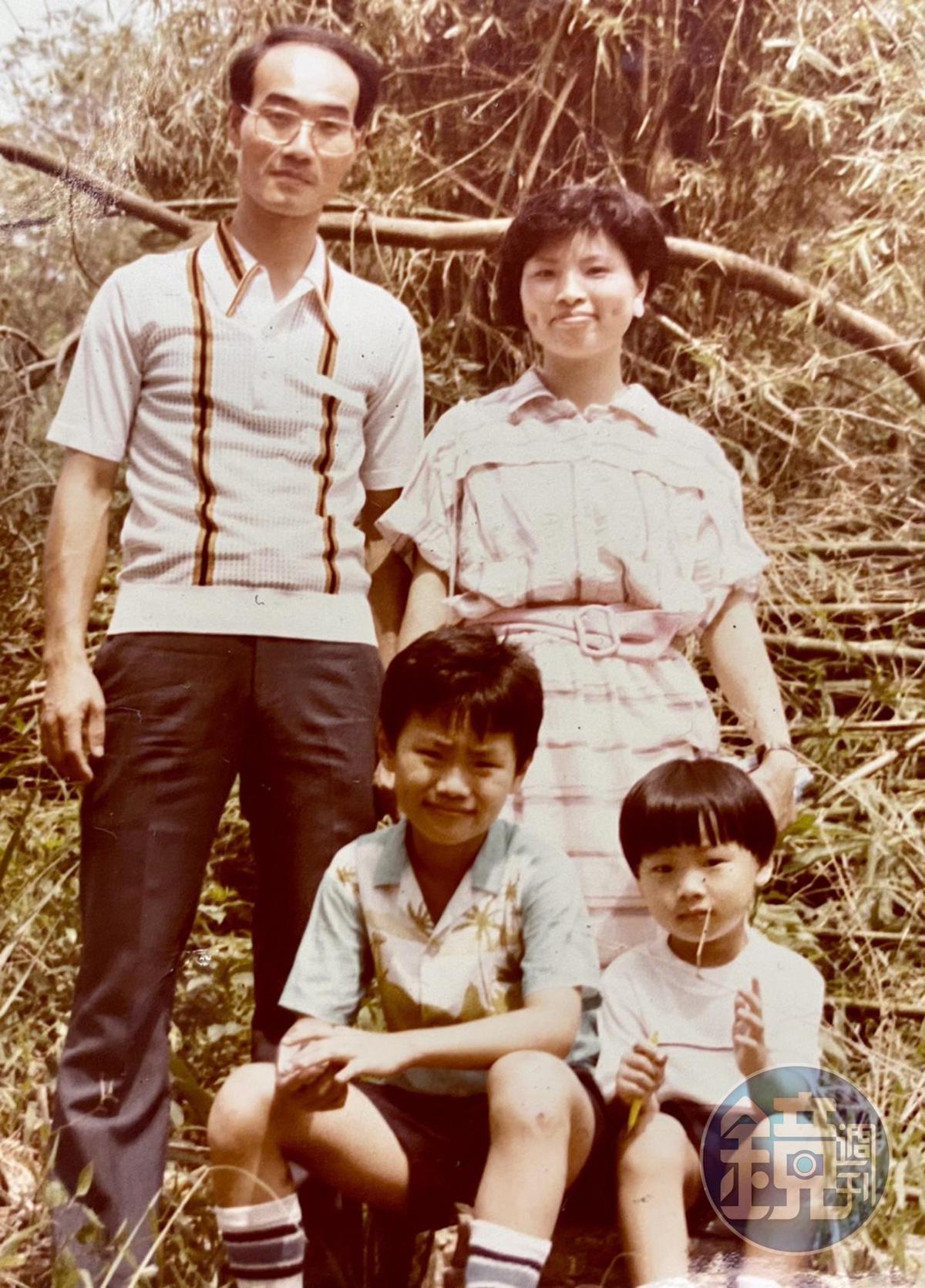 陳國金(後排左)創業隔年長子陳彥亨(前排左)出生,陳彥亨可說是跟公司一起長大。(陳彥亨提供)