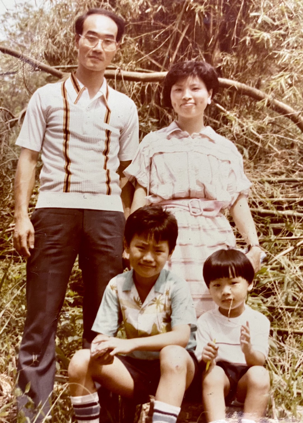 陳國金（後排左）創業隔年長子陳彥亨（前排左）出生，陳彥亨可說是跟公司一起長大。（陳彥亨提供）