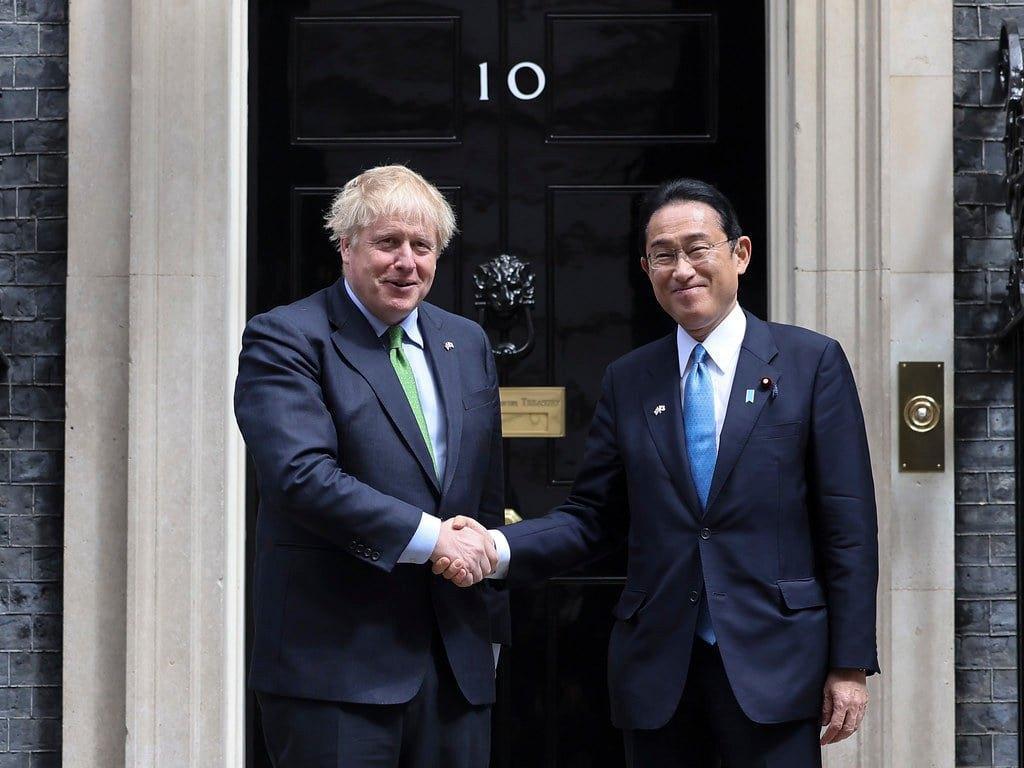 日相岸田文雄（右）與英國首相強森（左）會談時示警，台海和平不僅對日本至關重要，也攸關國際情勢穩定。（翻攝自Boris Johnson臉書）