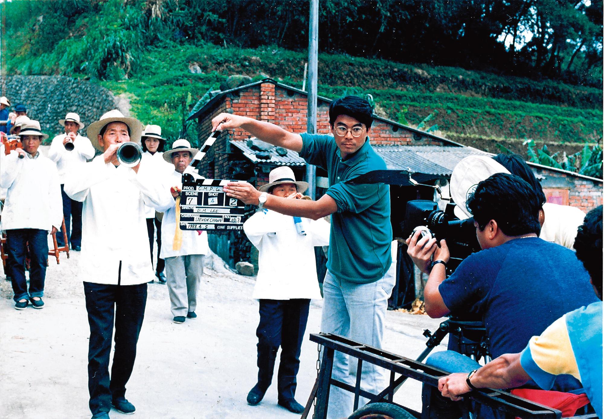 1988年李道明(右二)執導電影《陰間響馬·吹鼓吹》裡的《吹鼓吹》。(李道明提供)