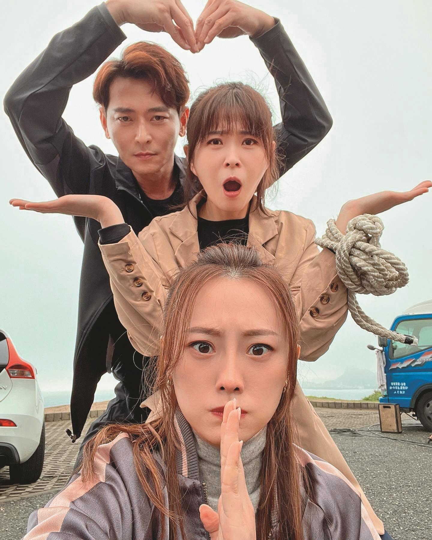 陳冠霖(後)近日投入八點檔《一家團圓》演出,跟劇中演員打成一片。(翻攝自陳冠霖牛仔部落格臉書)