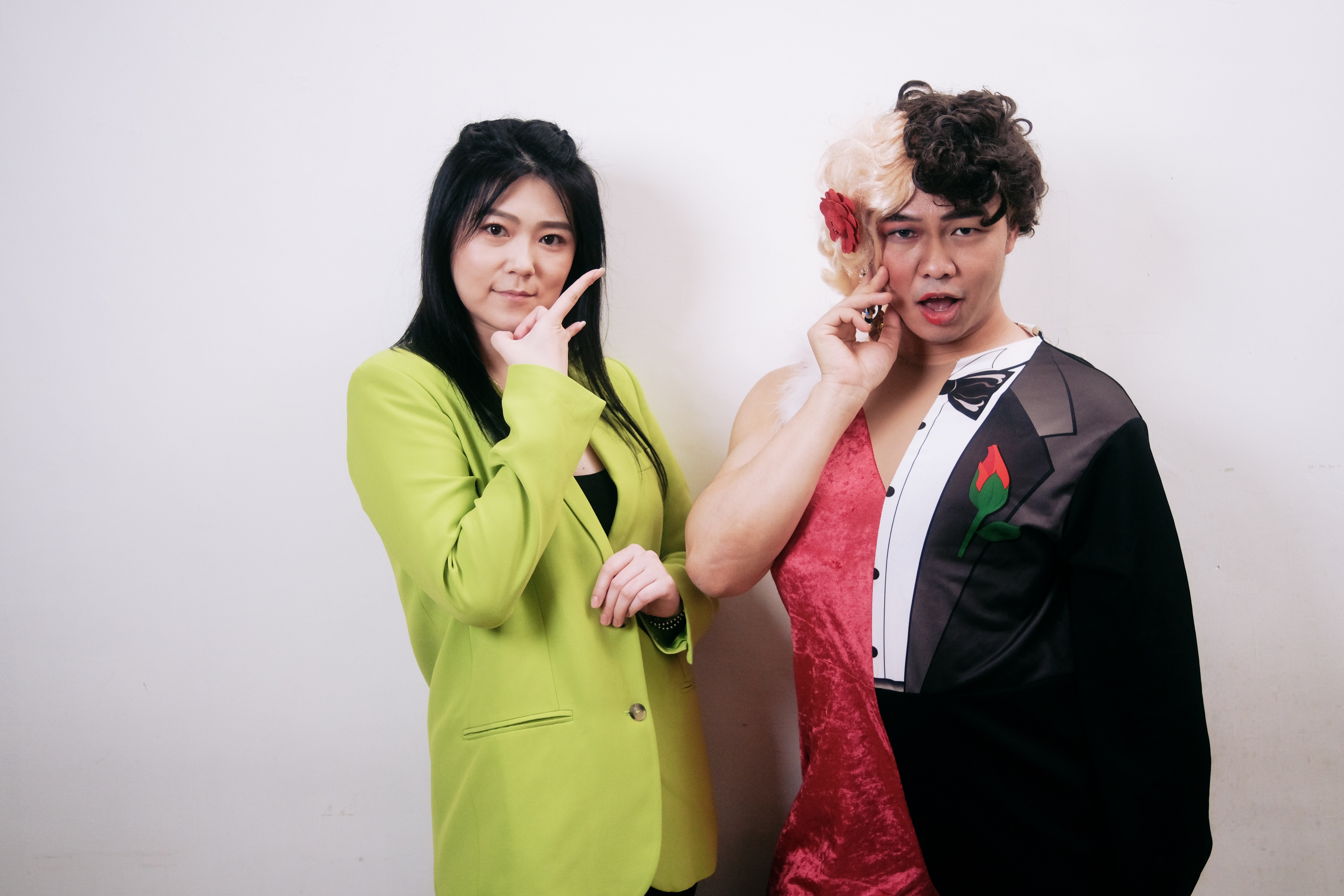 曹雅雯接全新音樂節目「上奅台灣歌2.0經典傳奇」傳遞台語金曲，也上那那大師節目宣傳。（「小鋼砲娛樂」提供）