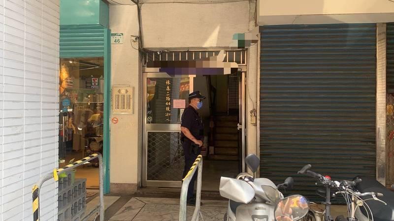 高雄苓雅一處大樓驚傳命案,警方正封鎖現場採證中。(讀者提供)