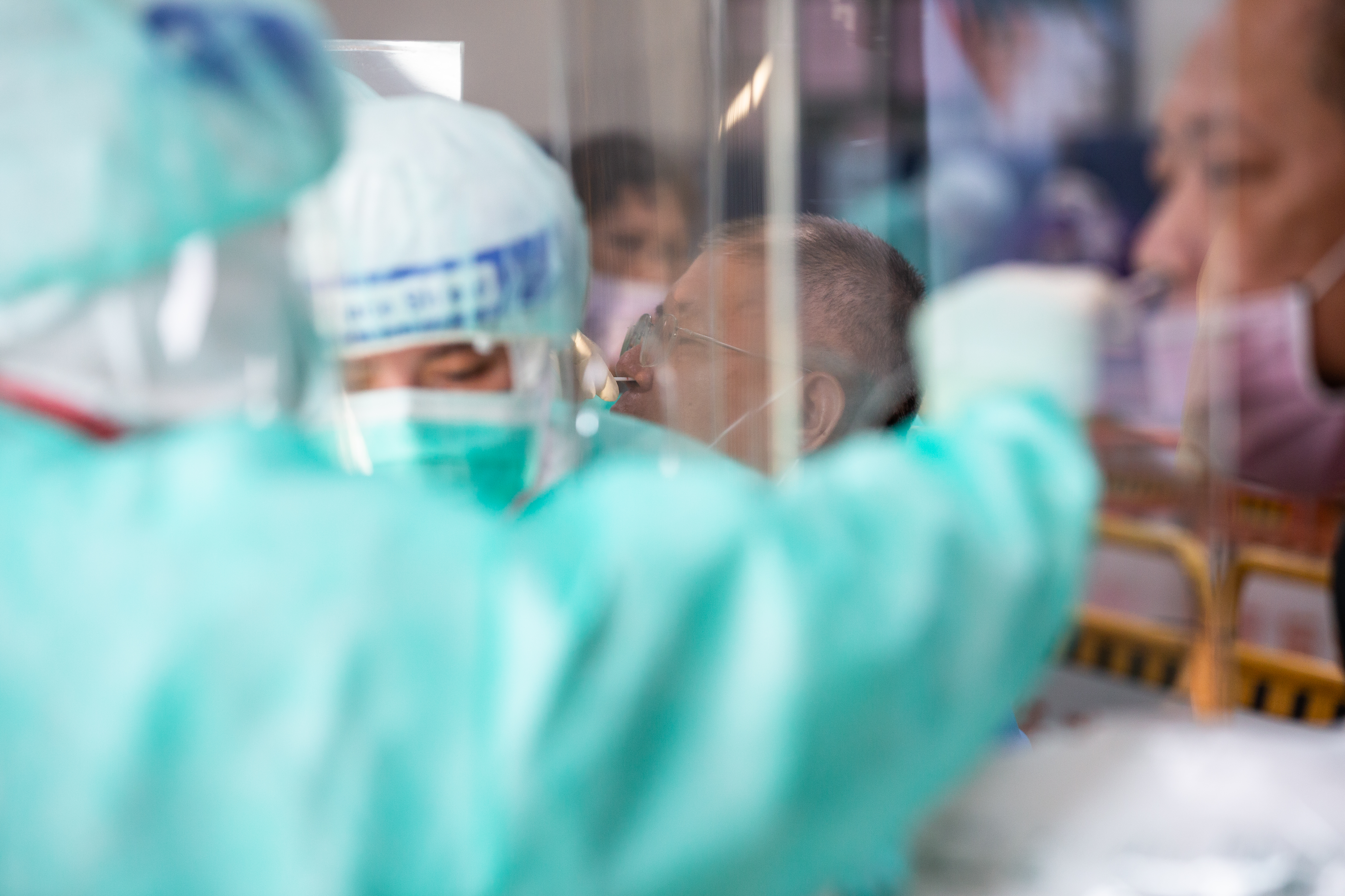 台灣新增本土確診數上升至3.6萬例，與南韓2.6萬例呈現交叉的狀況。（示意圖，本刊資料照）