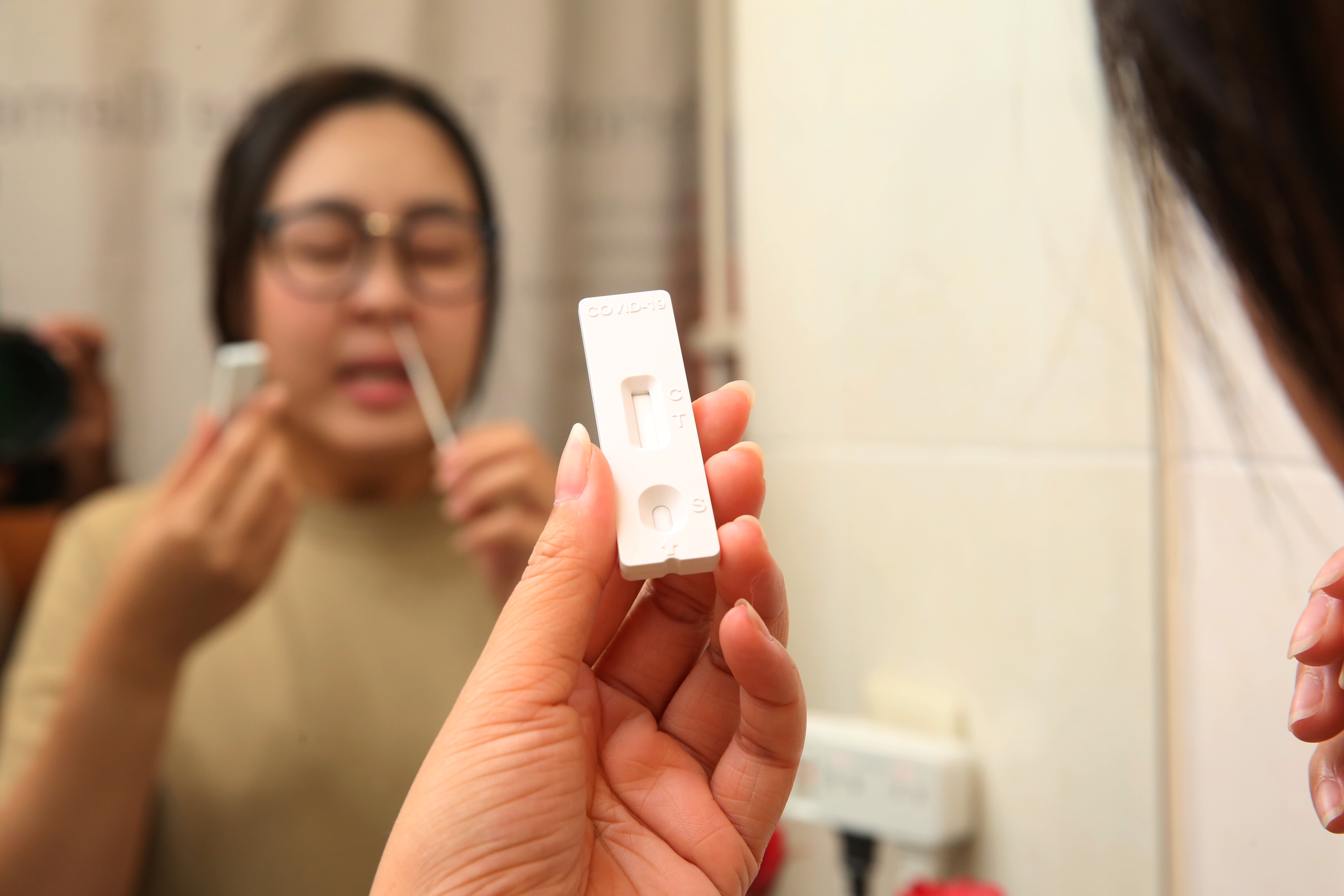 指揮中心提出，快篩陽性、經醫事人員認定即為確診，讓產險公司頭大。（本刊資料照）