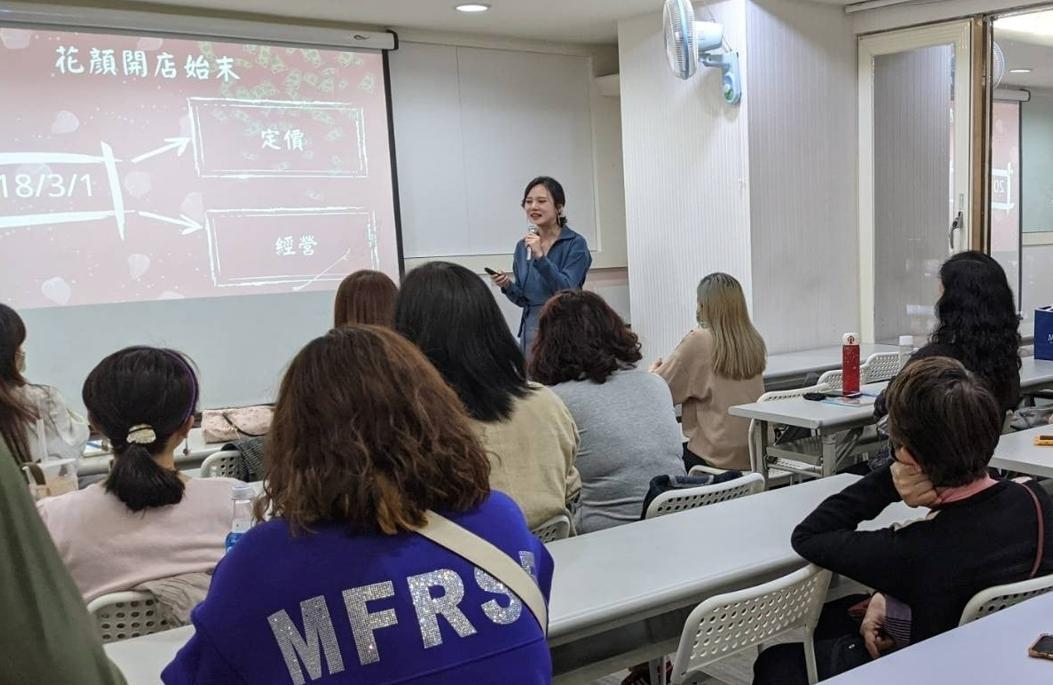 王女在招生講座上表示自己開店月賺40萬元，吸引不少人砸錢報名參加課程。（翻攝花顏美人閣 𓂈 台北采耳專門店臉書）