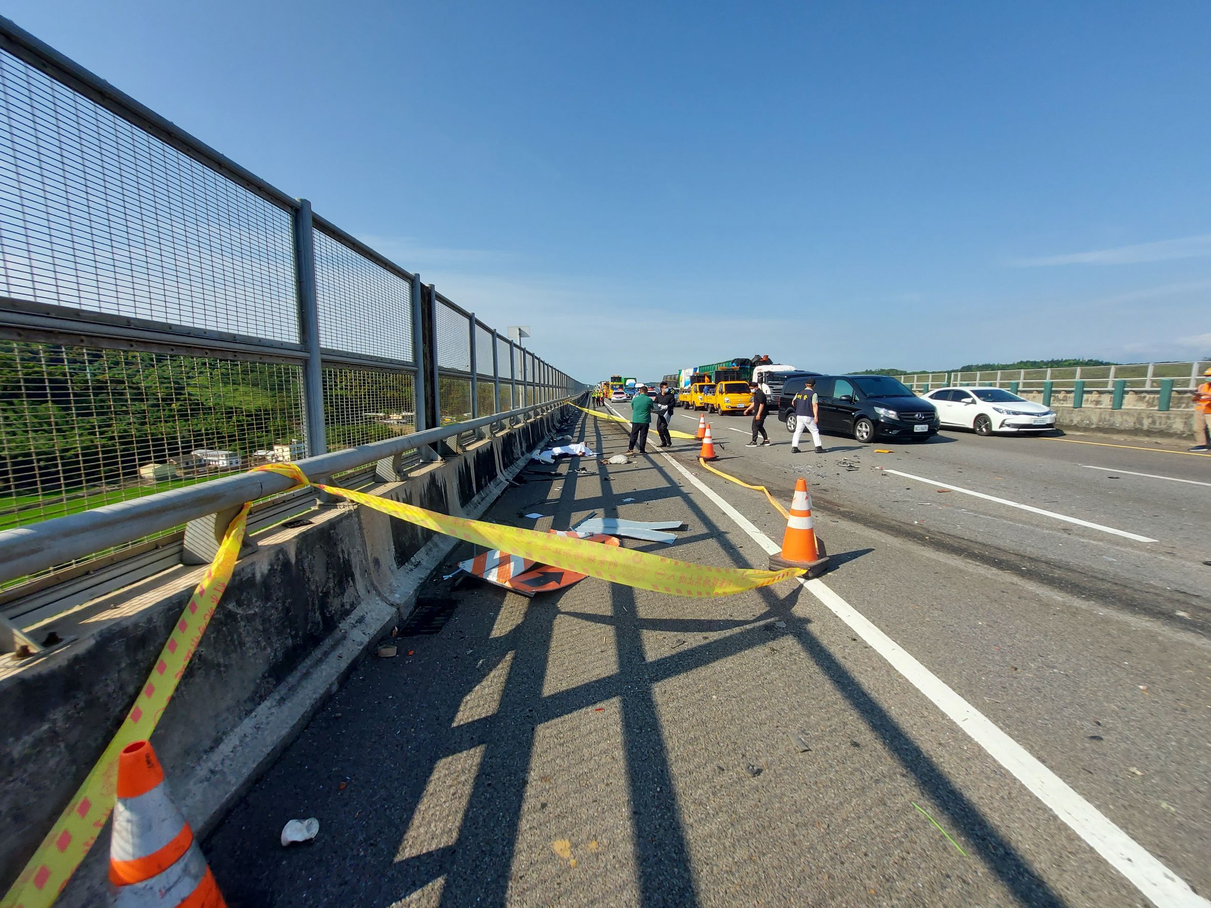 肇事大貨車追撞2輛工程車，造成1死4傷。（翻攝畫面）