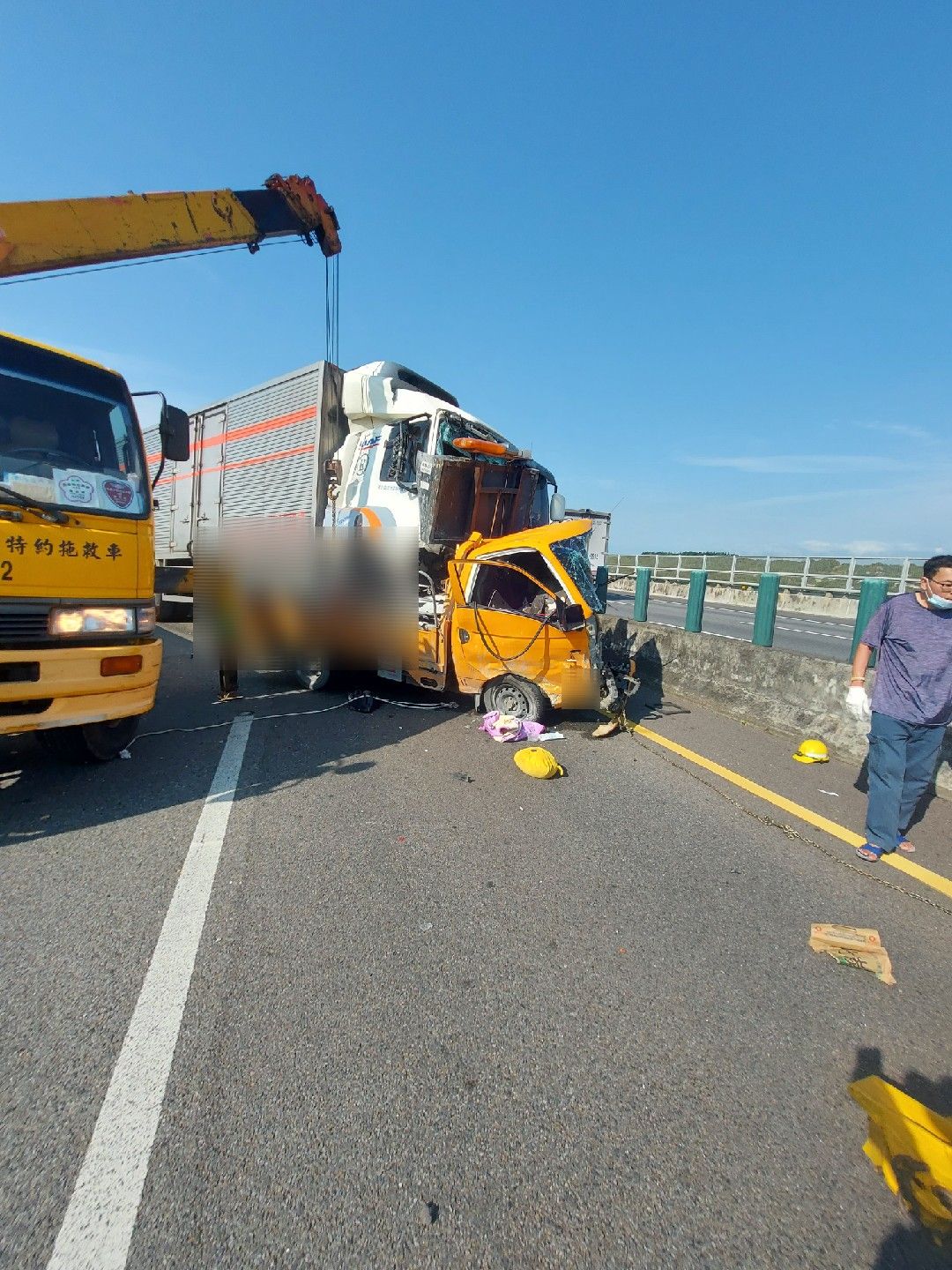 肇事大貨車高速追撞,一輛工程車幾乎被壓在車底。(翻攝畫面)