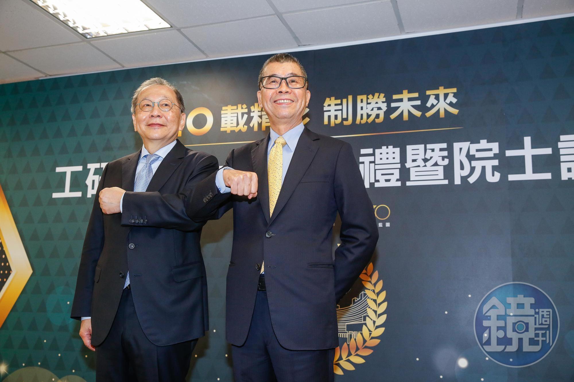 聯發科董事長蔡明介（右）與執行長蔡力行（左）向股東們喊話，將在邊緣運算AI與智慧終端裝置平台取得先機，提高市占率。（本刊資料照）