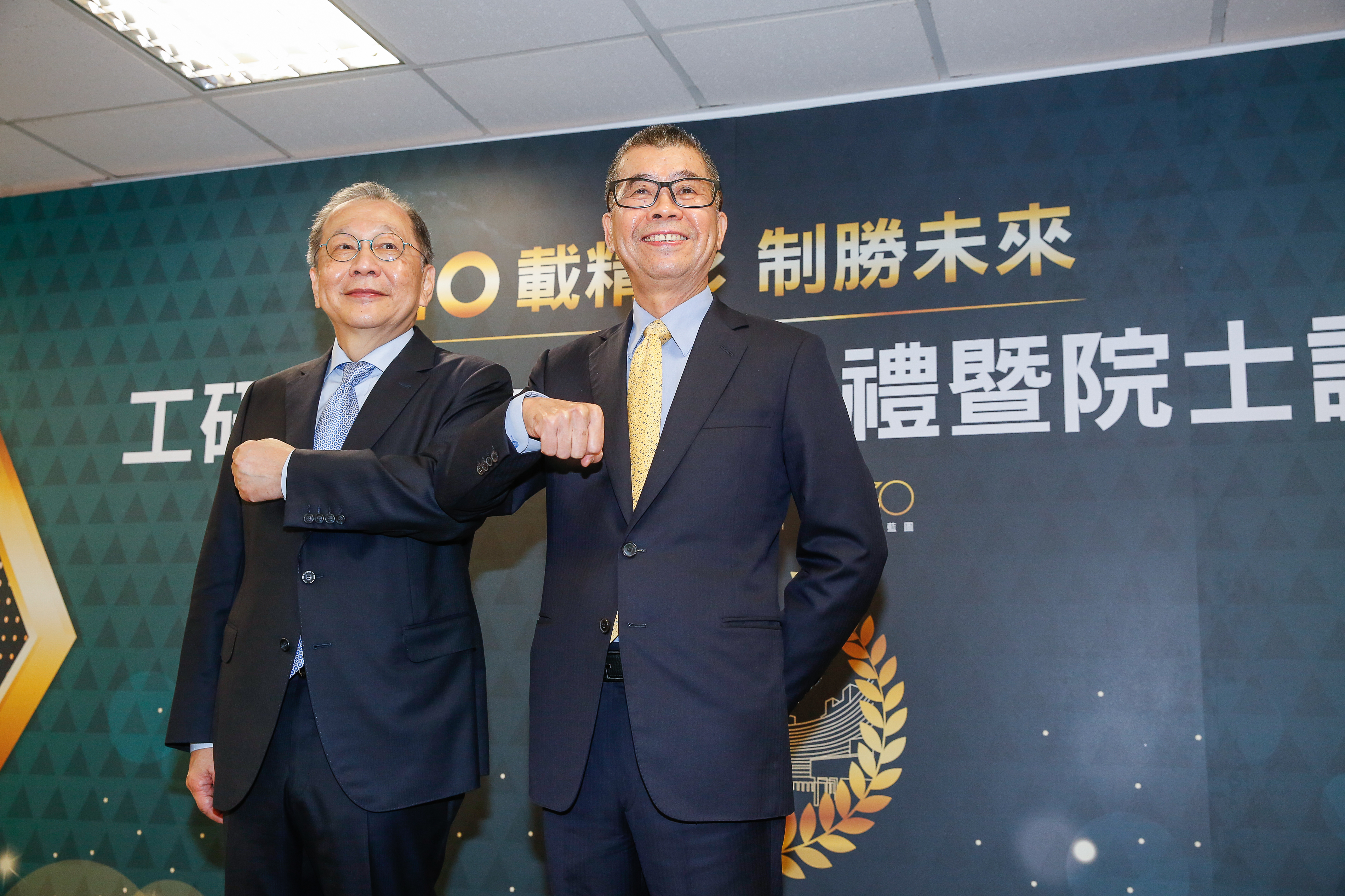 聯發科董事長蔡明介(右)與執行長蔡力行(左)向股東們喊話,將在邊緣運算AI與智慧終端裝置平台取得先機,提高市占率。(本刊資料照)