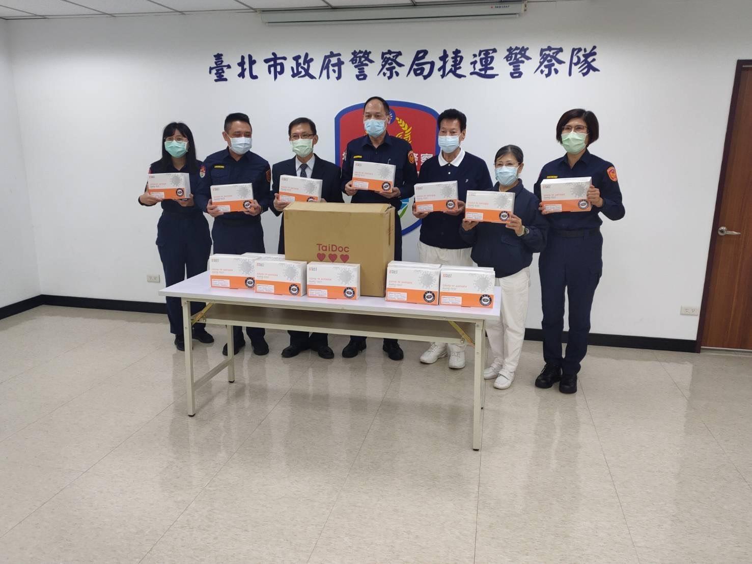 慈濟捐贈300份快篩劑給台北捷運隊。(北捷警隊提供)