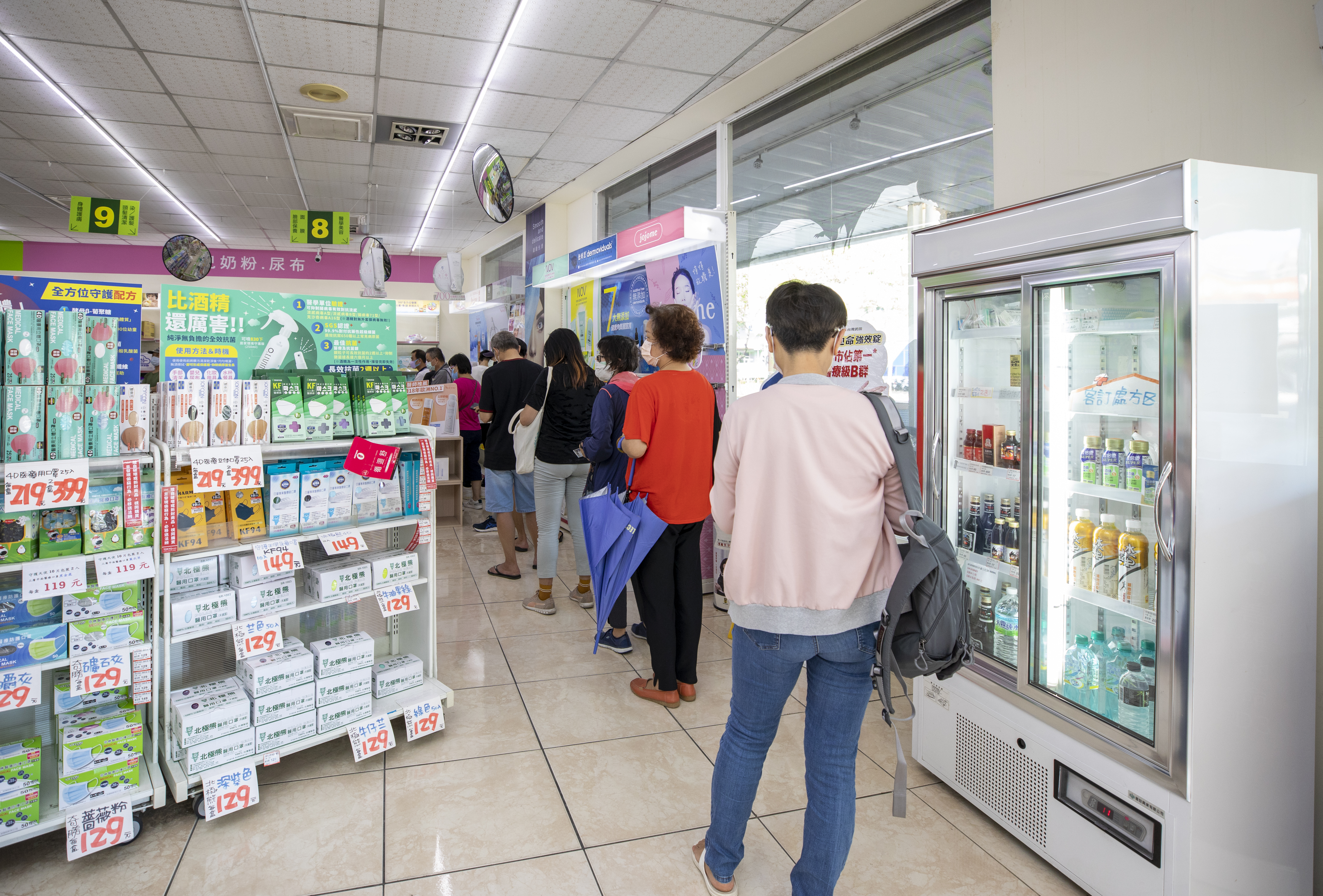 快篩實名制雖已上路多日，不過快篩仍呈現供不應求的狀態，導致很多販售藥局大排長龍。