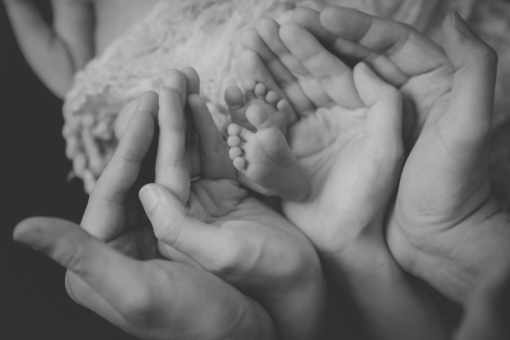 昆凌po出她和周杰倫的手包圍剛出生女兒的照片。（翻攝自昆凌IG）