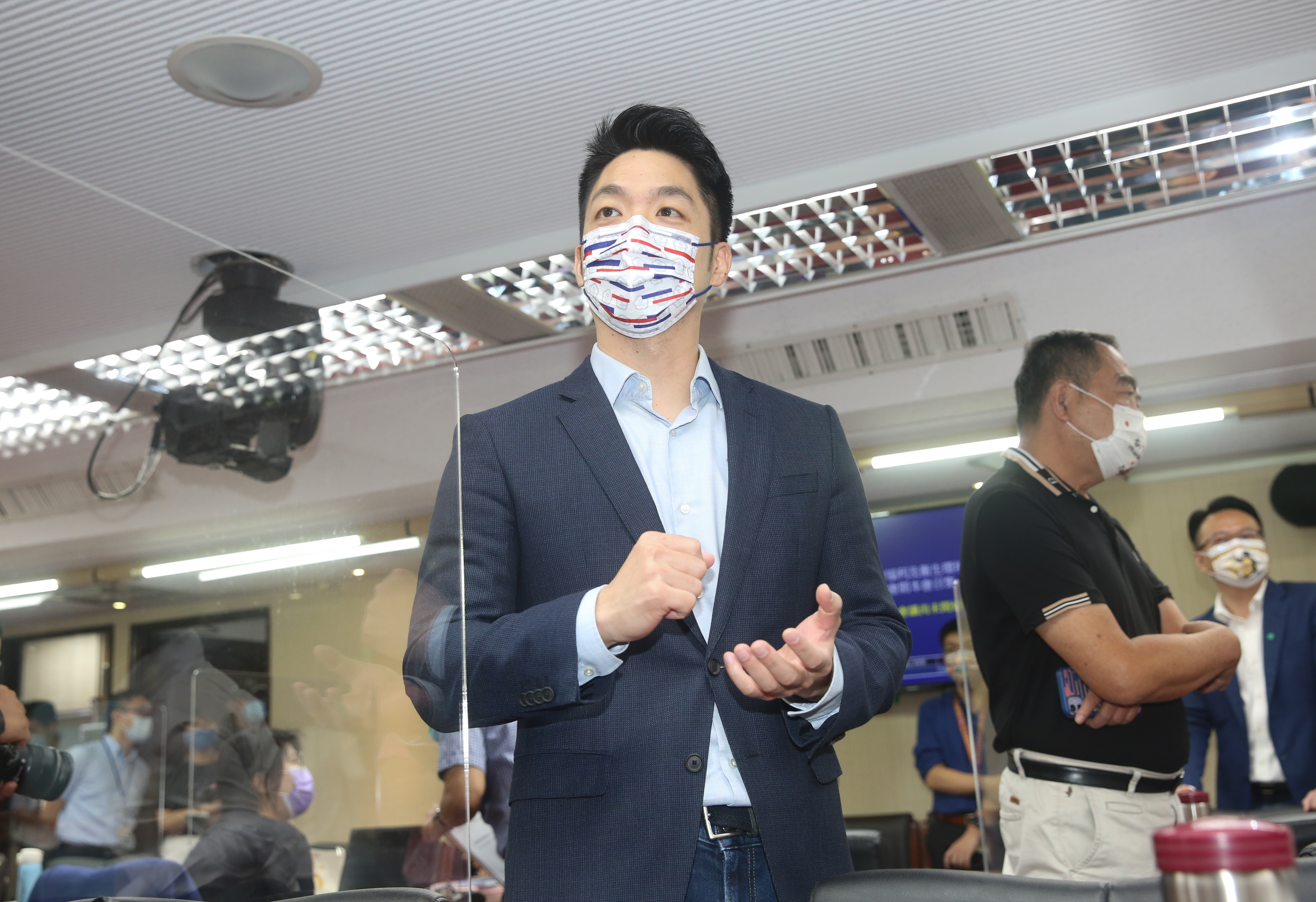 蔣萬安今凌晨於臉書po文透露，自己快篩呈現陽性反應，目前他正等待醫院PCR中。（本刊資料照）