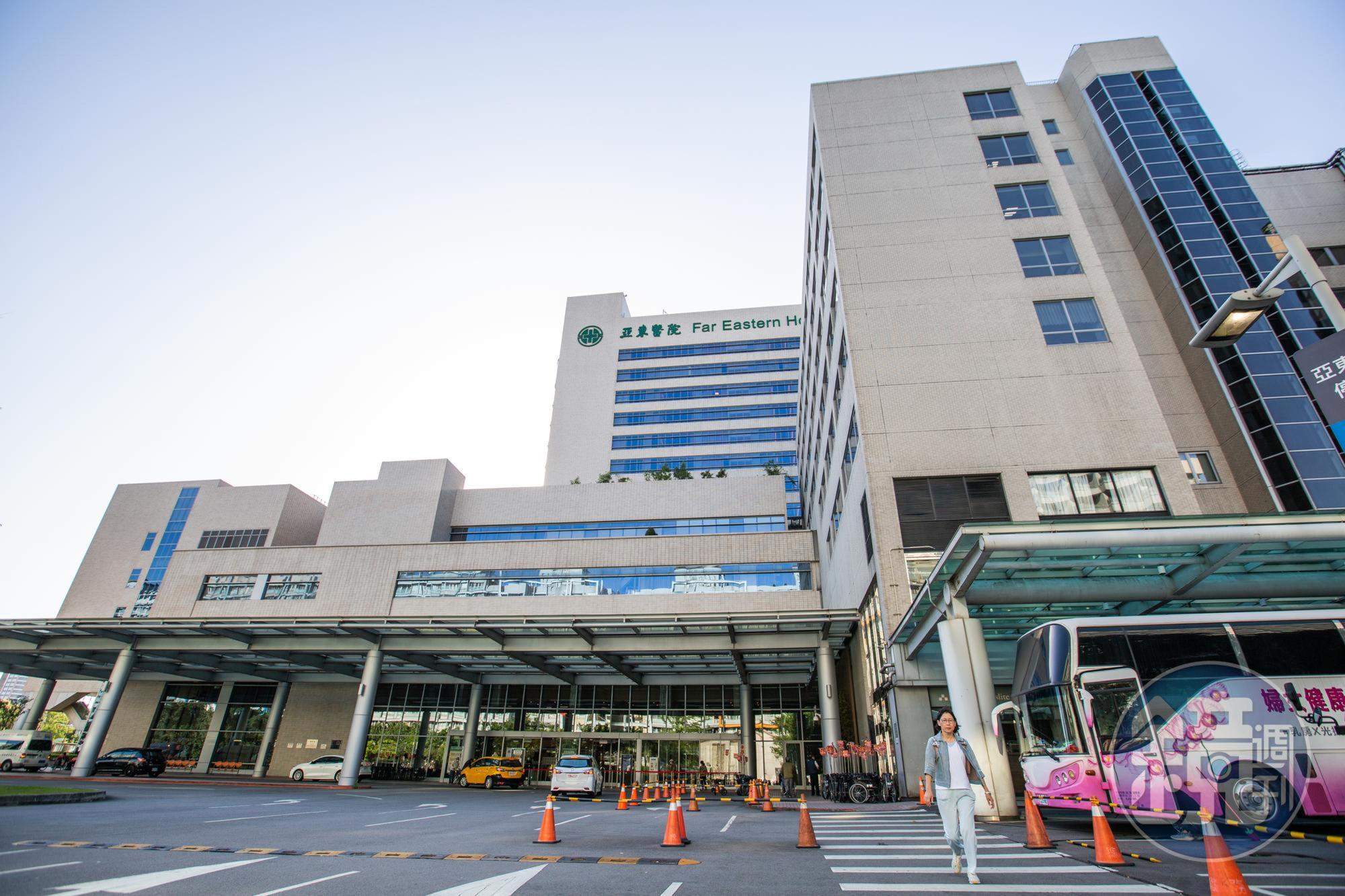 有網友貼出亞東醫院招募「醫院專責病房人員招募」的資訊，時薪換算下來為625元，職缺相當搶手。