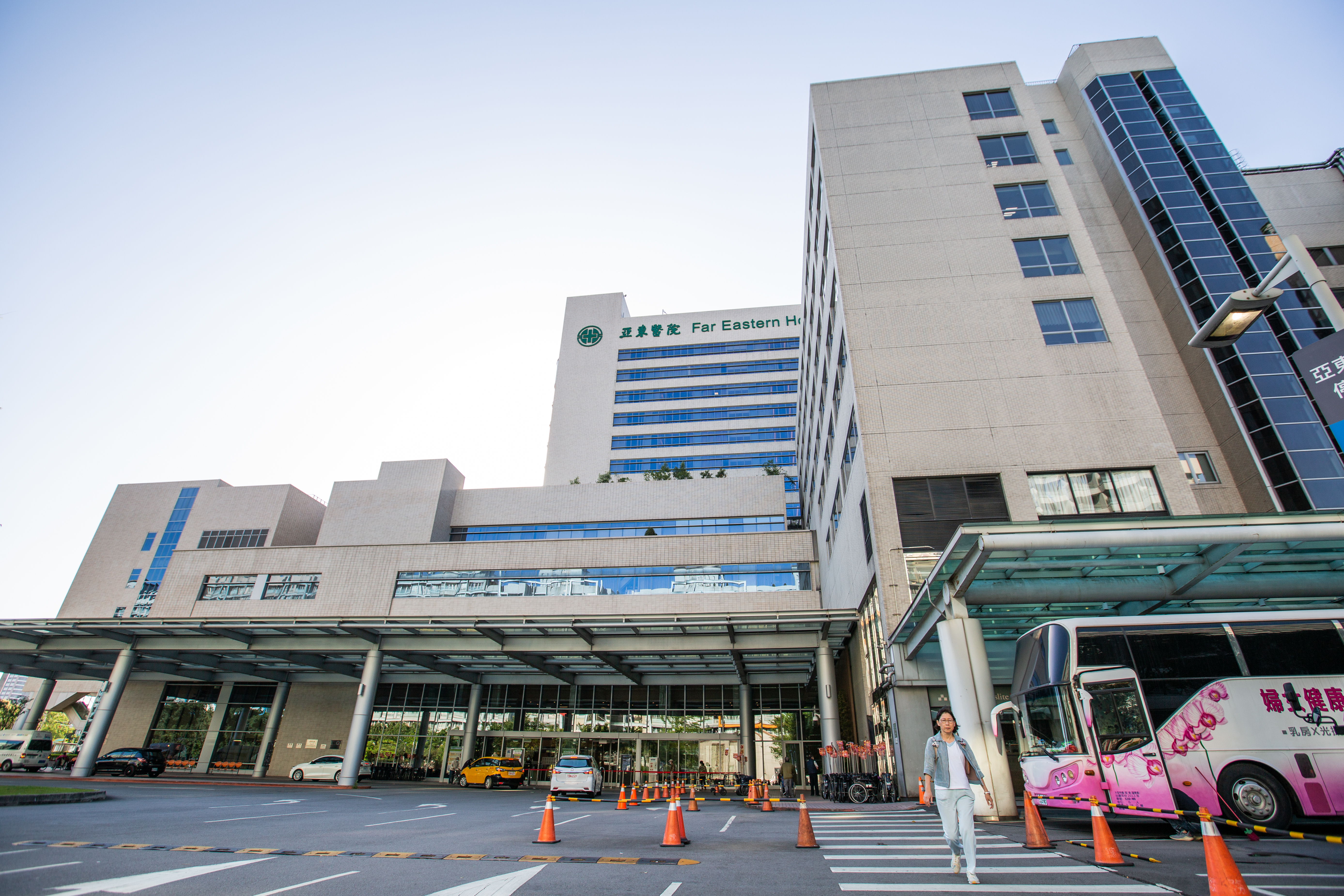 有網友貼出亞東醫院招募「醫院專責病房人員招募」的資訊，時薪換算下來為625元，職缺相當搶手。