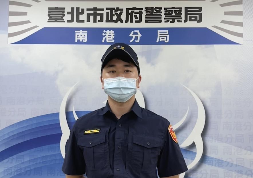 南港派出所長林承偉說明案情。（翻攝畫面）