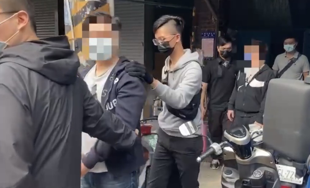 周嫌怕變成白髮老頭，被通緝後逃亡。（翻攝畫面）
