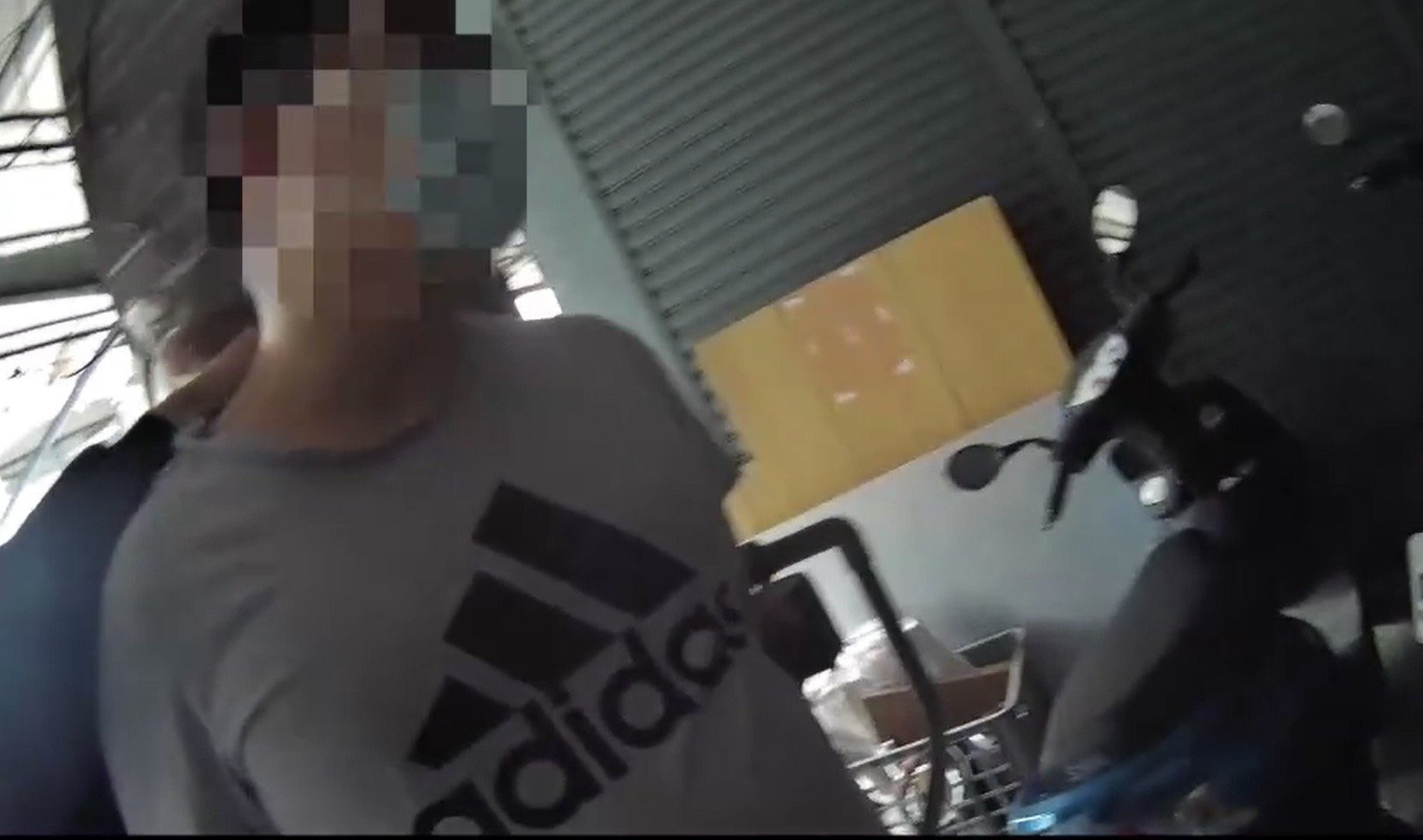 警方跟監埋伏逮獲嫌犯。（翻攝畫面）