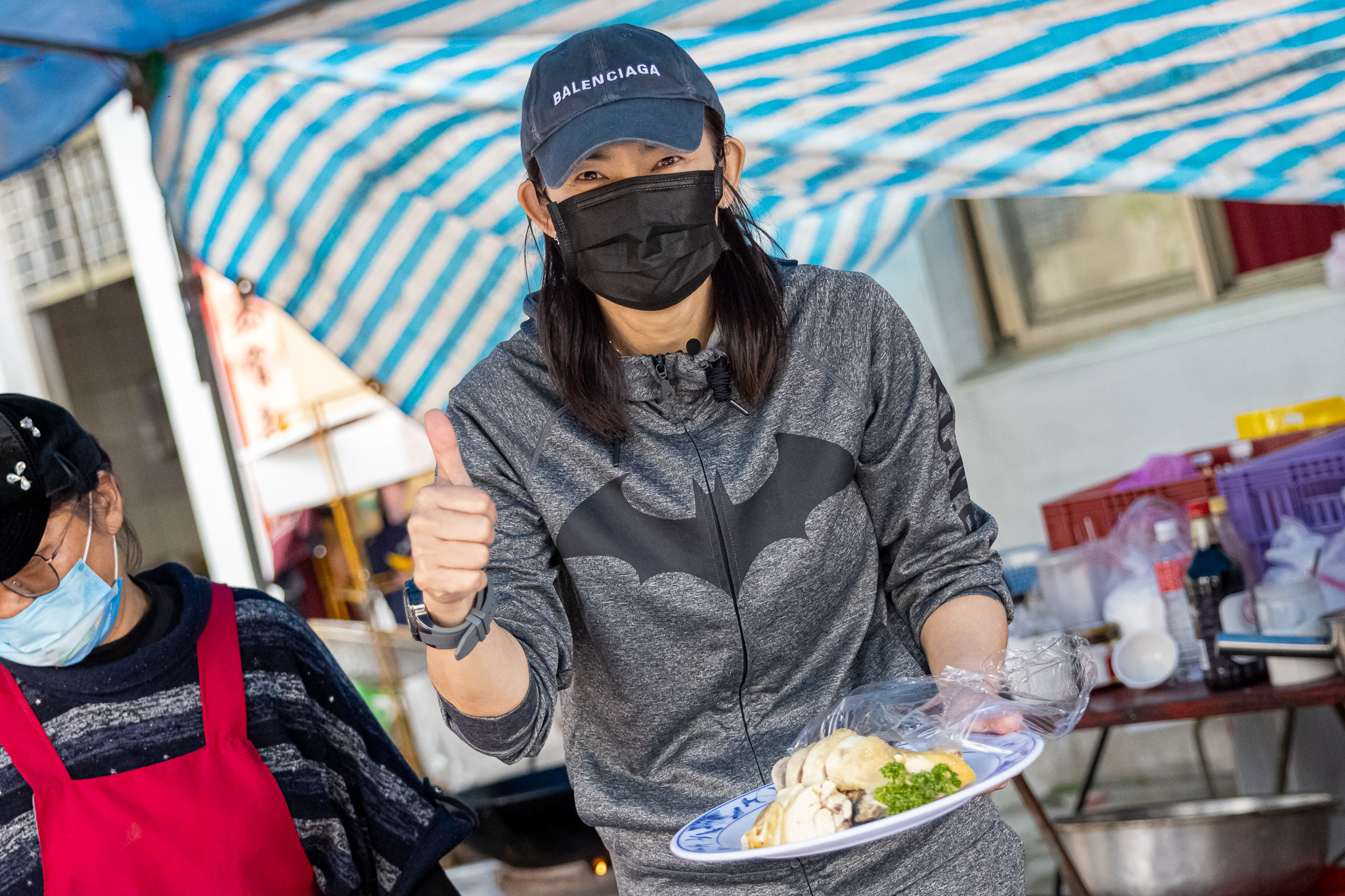 《觀察中2》挑戰辦桌錢薇娟也下來幫忙。（台視提供）