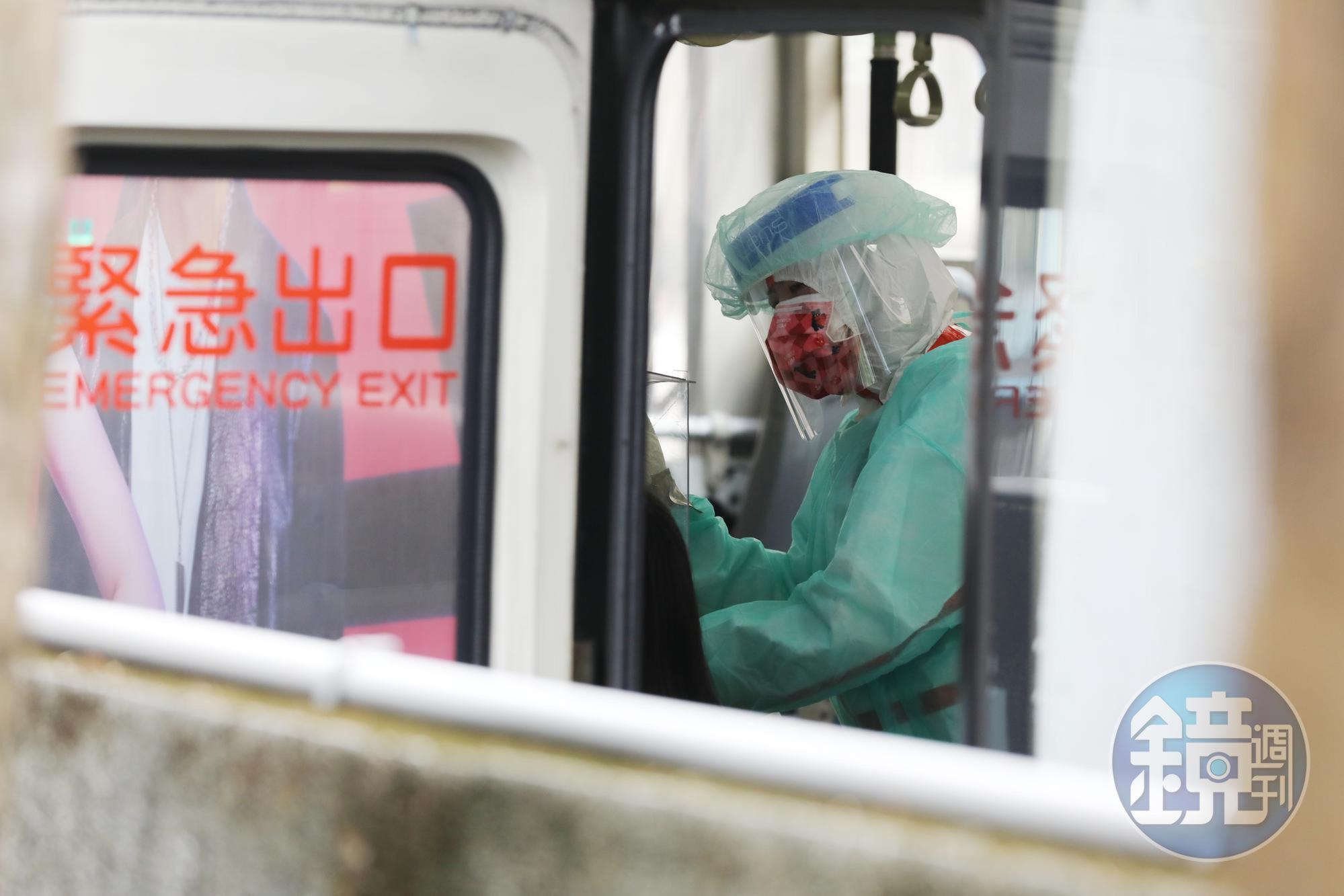 中央疫情指揮中心今宣布，從明天起調整密切接觸者匡列以同住親友為原則。（示意圖，本刊資料照）